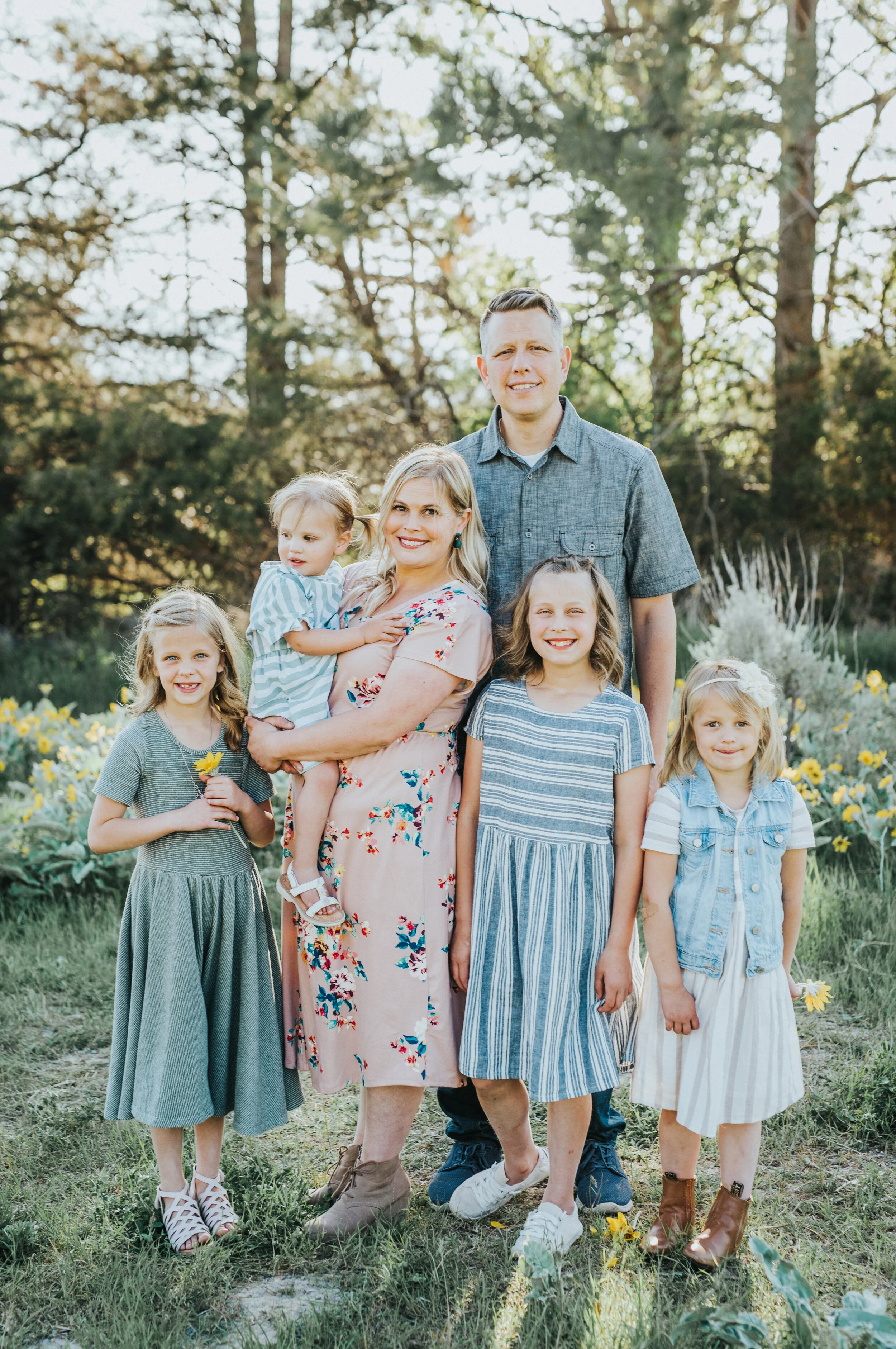  utah photographer Logan utah cute family extended family family of girls what to wear to family photos sunflower family photos summer outfit inspo outfit ideas for family photos family of six posing ideas for six people family photo outfits family p