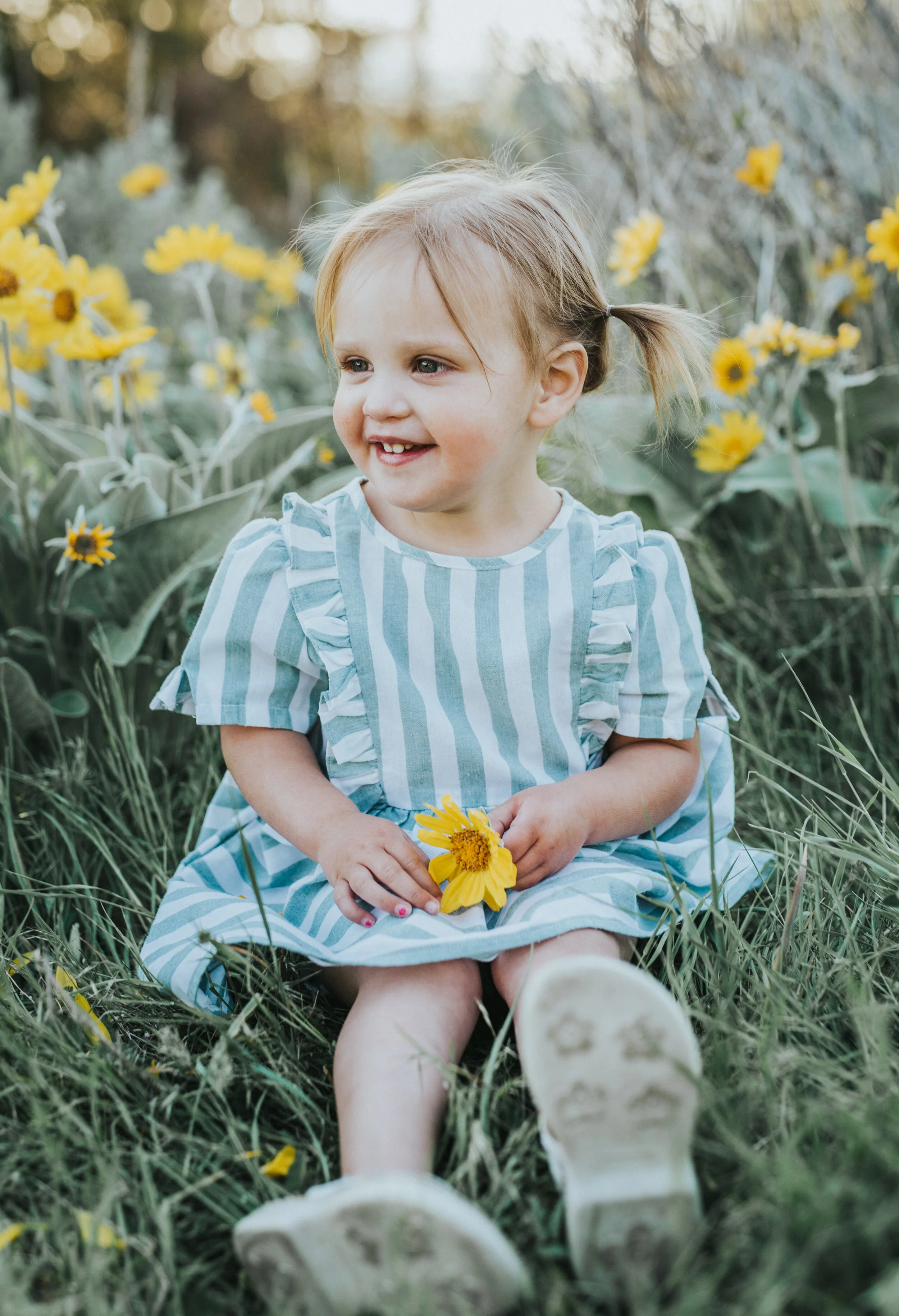  logan utah family session extended family photo family photography what to wear little girl portrait session candid photos unposed photos for kids unposed photo ideas sunflower field girl sitting in field kids photography little girl dress ideas kid