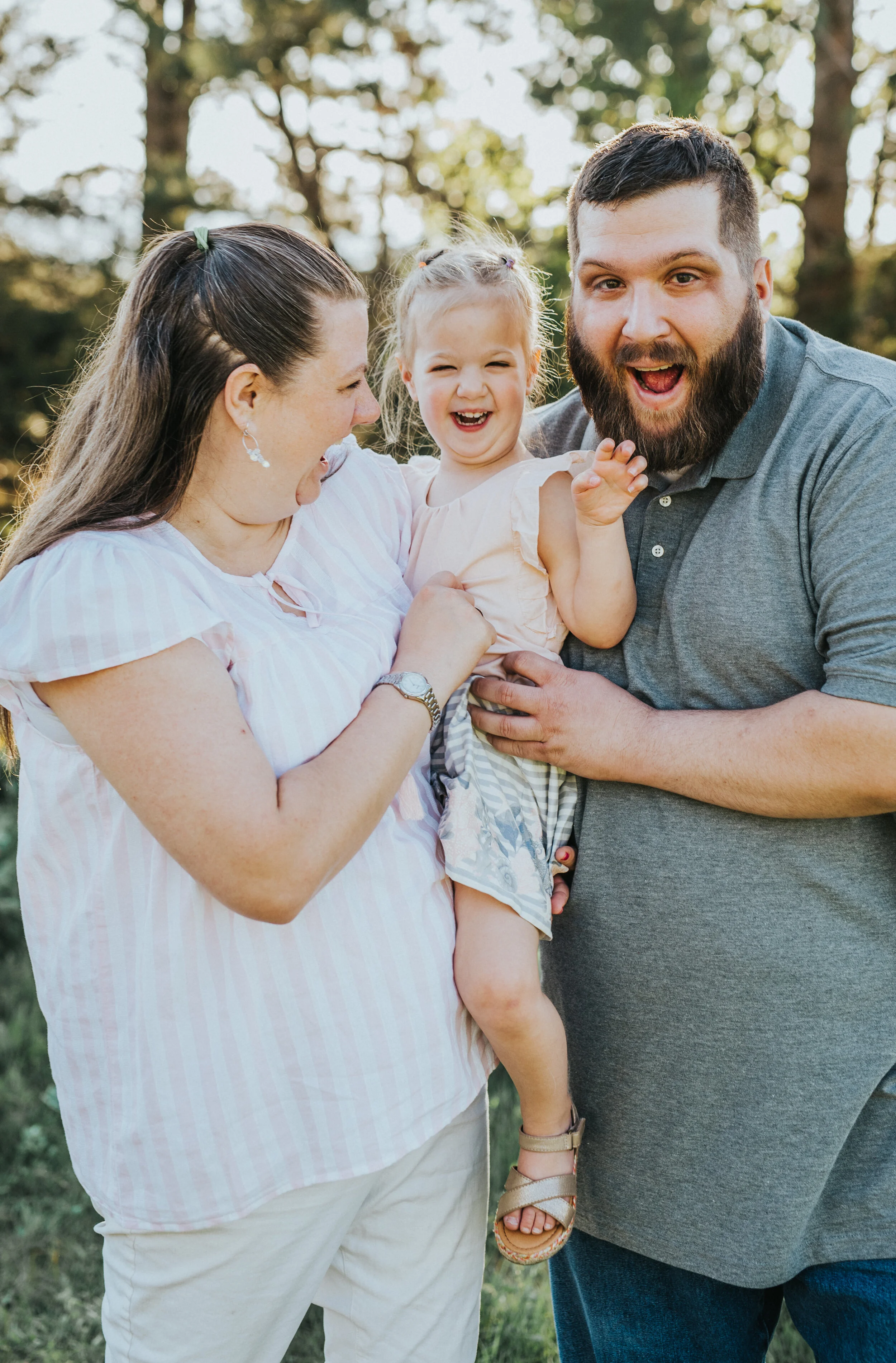  logan utah family photography family photo session family portrait session what to wear to family photos family photos in the summer summer outfit inspo casual outfit ideas posing ideas for families family of three posing ideas candid moments happy 