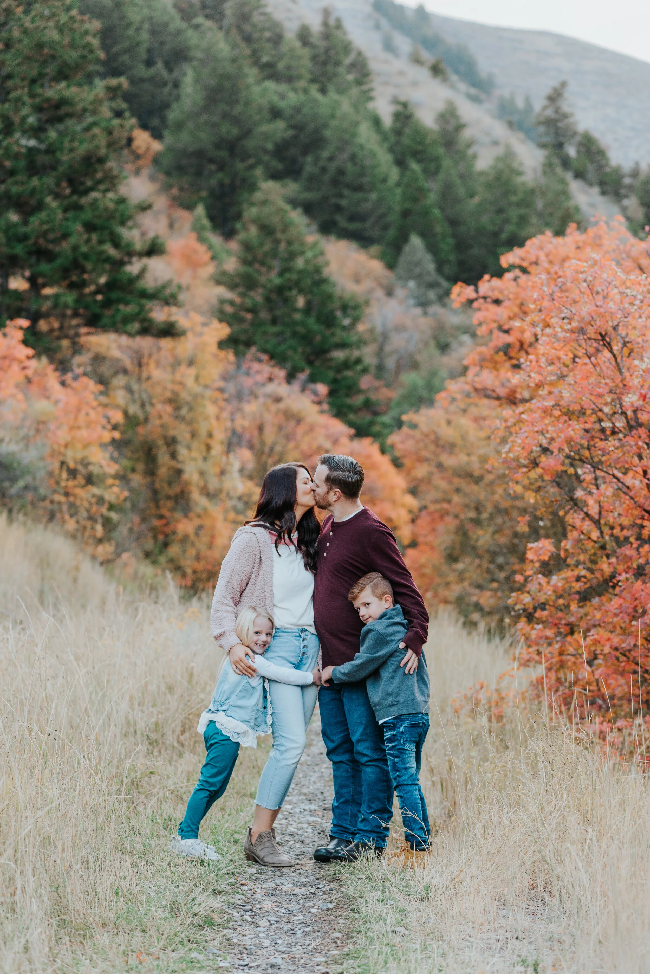  Family photos cache valley Logan utah family of four family posing ideas mom and dad kissing kids hugging mom and dad casual outfit ideas for family photos best friends siblings fall family photos candid photos what to wear to family photos pictures