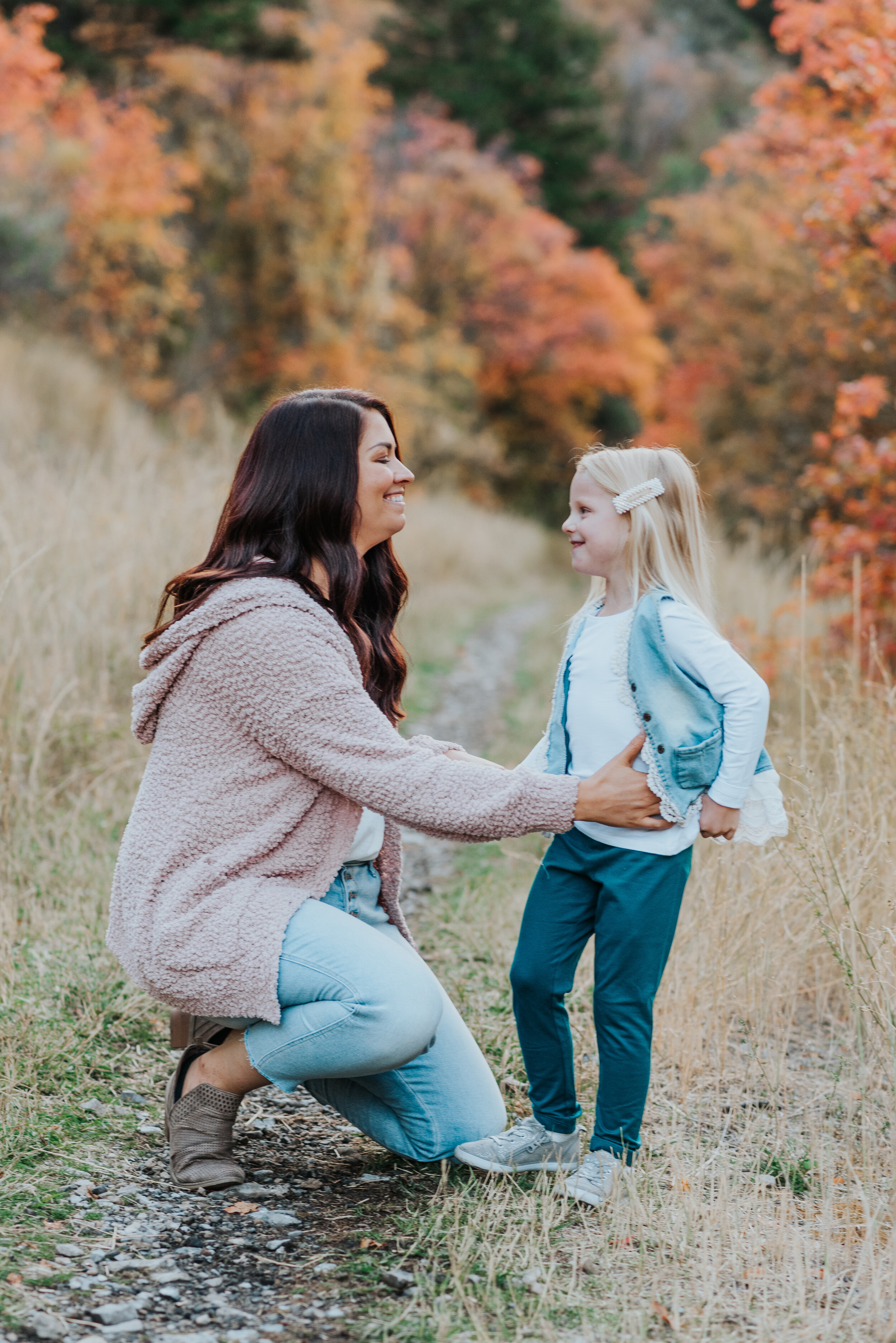  fall family photos Logan utah cache valley photographer family photographer fall colors photos in the mountains mother and daughter precious moments happy moments candid photos what to wear to family photos hairstyle inspiration for family photos ca