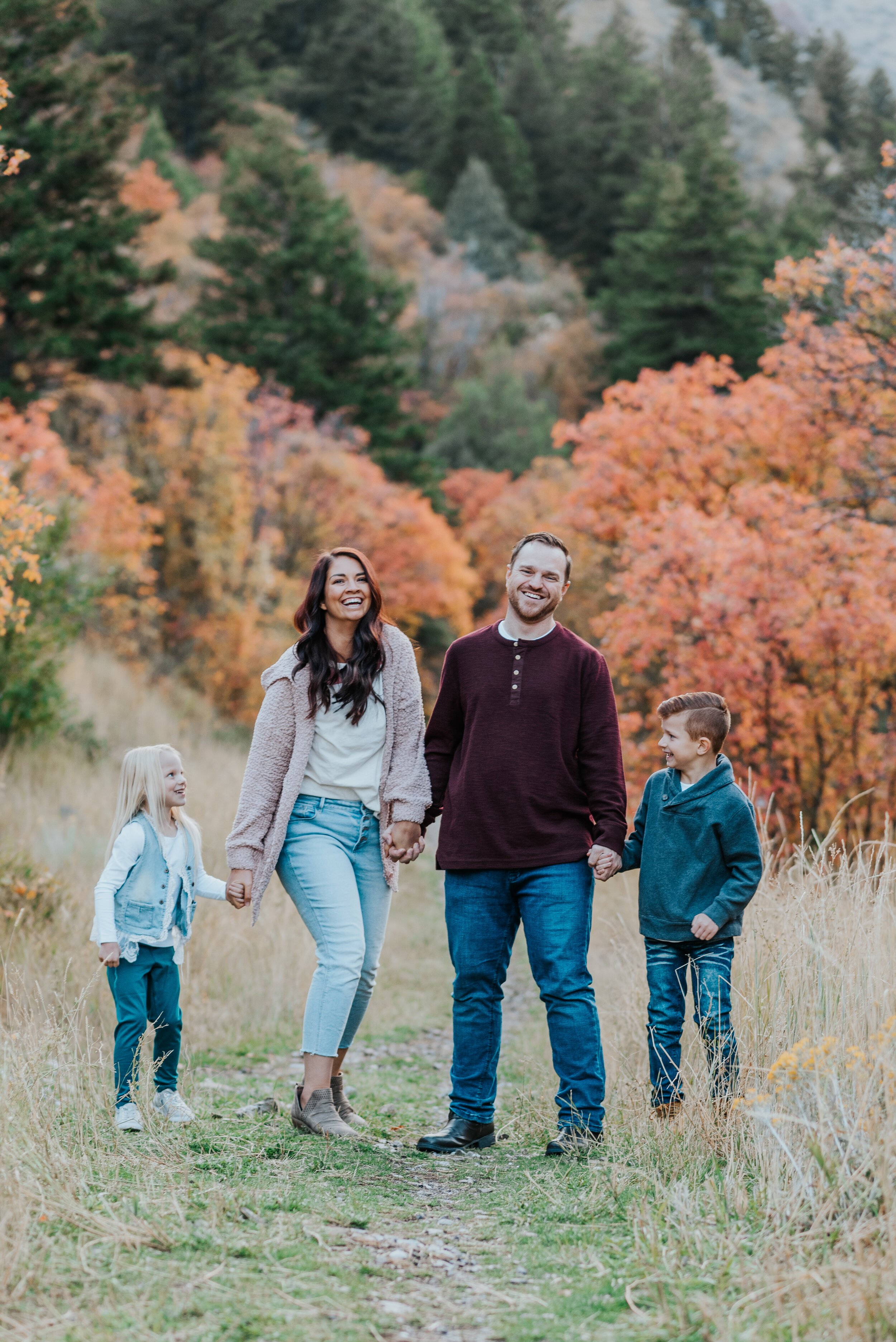  family laughing together family posing ideas fall family photos cache valley family photographer family of four posing ideas for four people family holding hands what to wear to family photoshoots in the fall utah family photographer siblings brothe
