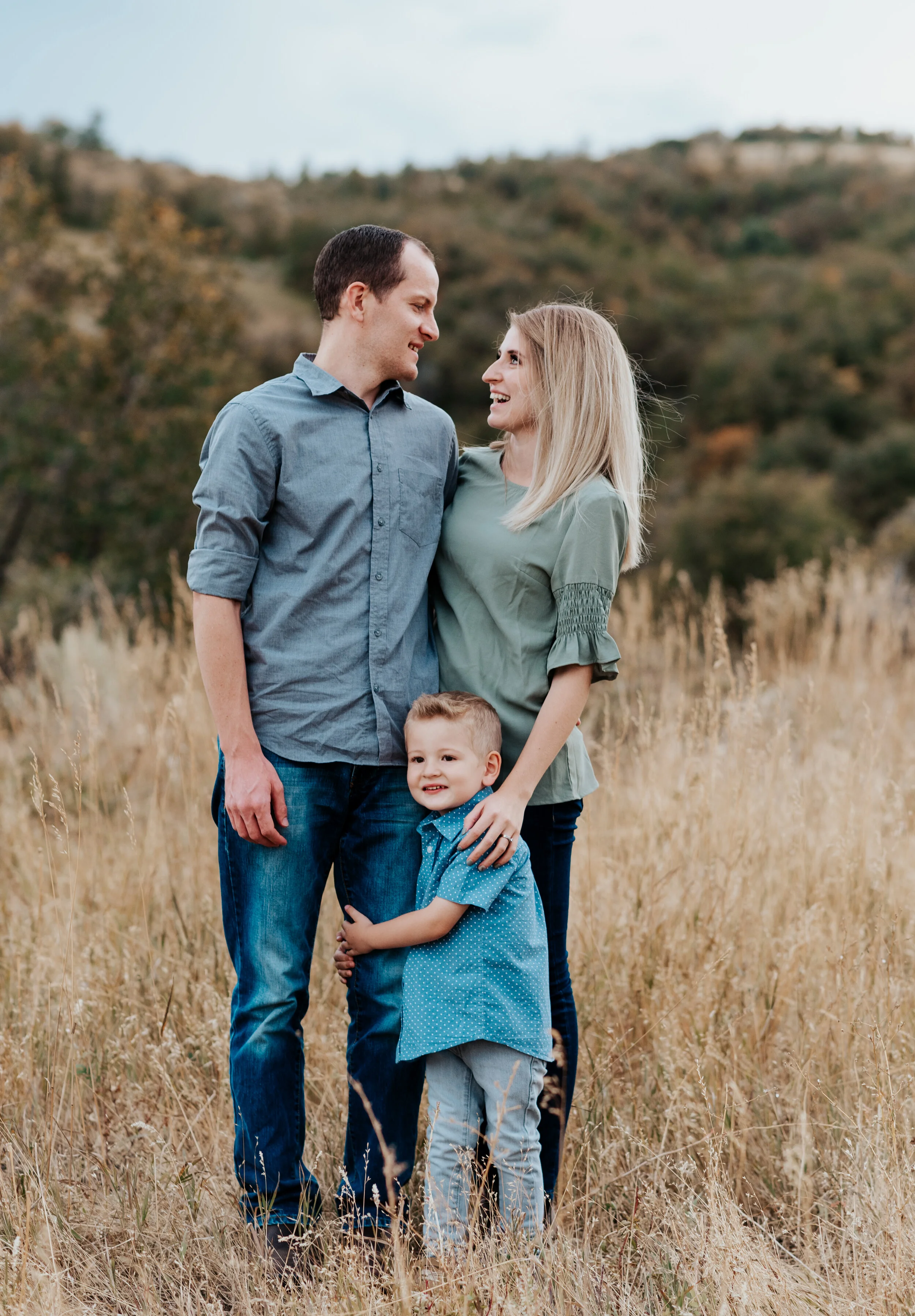  Beautiful family wearing a blue color scheme for their casual family picture. casual outfit styles sweet parent and children poses baby announcement in family portraits in logan utah cache valley photographers in northern utah professional photograp