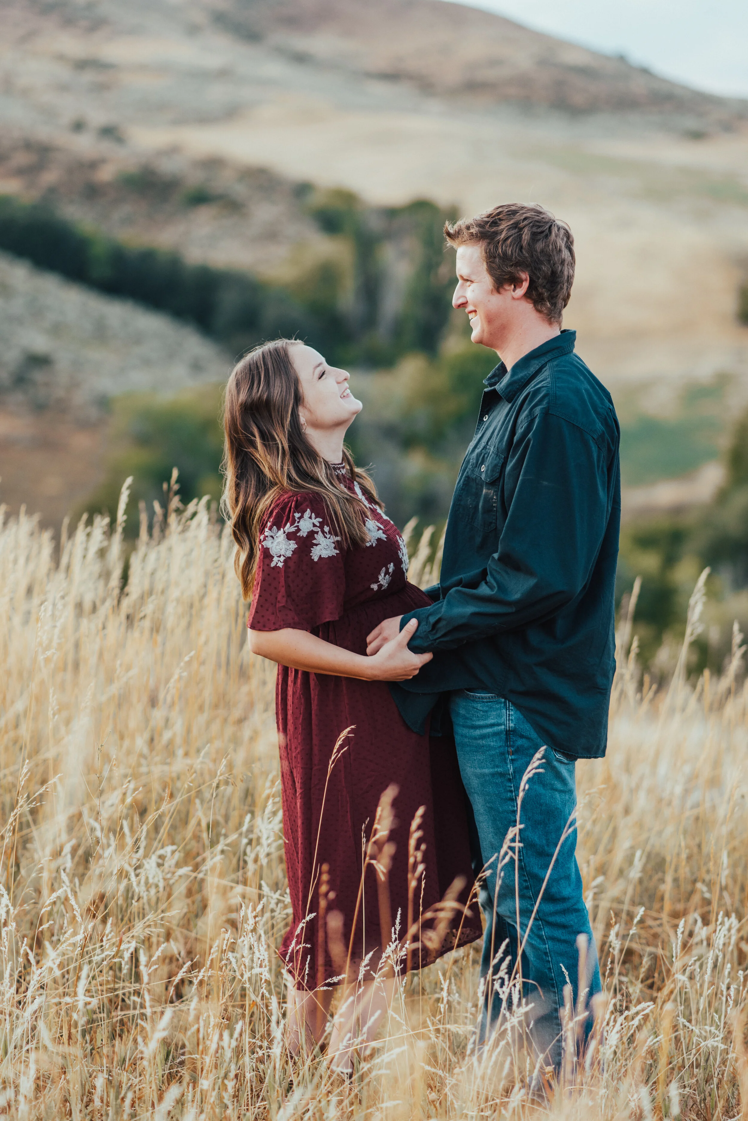  professional fall family pictures by kristi alyse photo in logan utah northern utah family photographer outfit ideas for family photos #maternityphotos #familyphotos #loganutahfamilyphotographer #kristialysephoto #northernutahfamilyphotographer #log