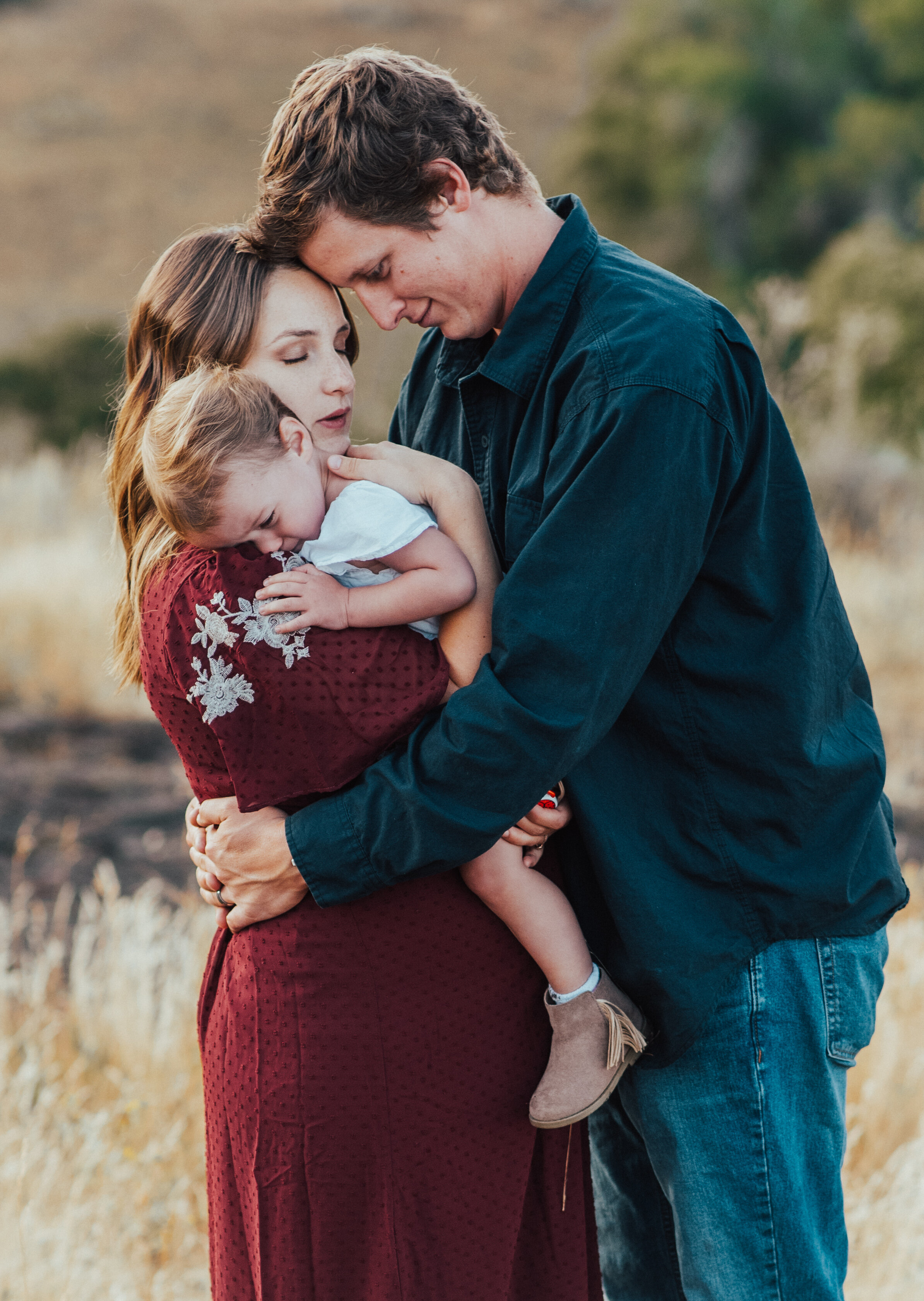  professional family photos fine art photography family photographer in logan utah kristi alyse photo outfit inspiration for fall family pictures #maternityphotos #familyphotos #loganutahfamilyphotographer #kristialysephoto #northernutahfamilyphotogr