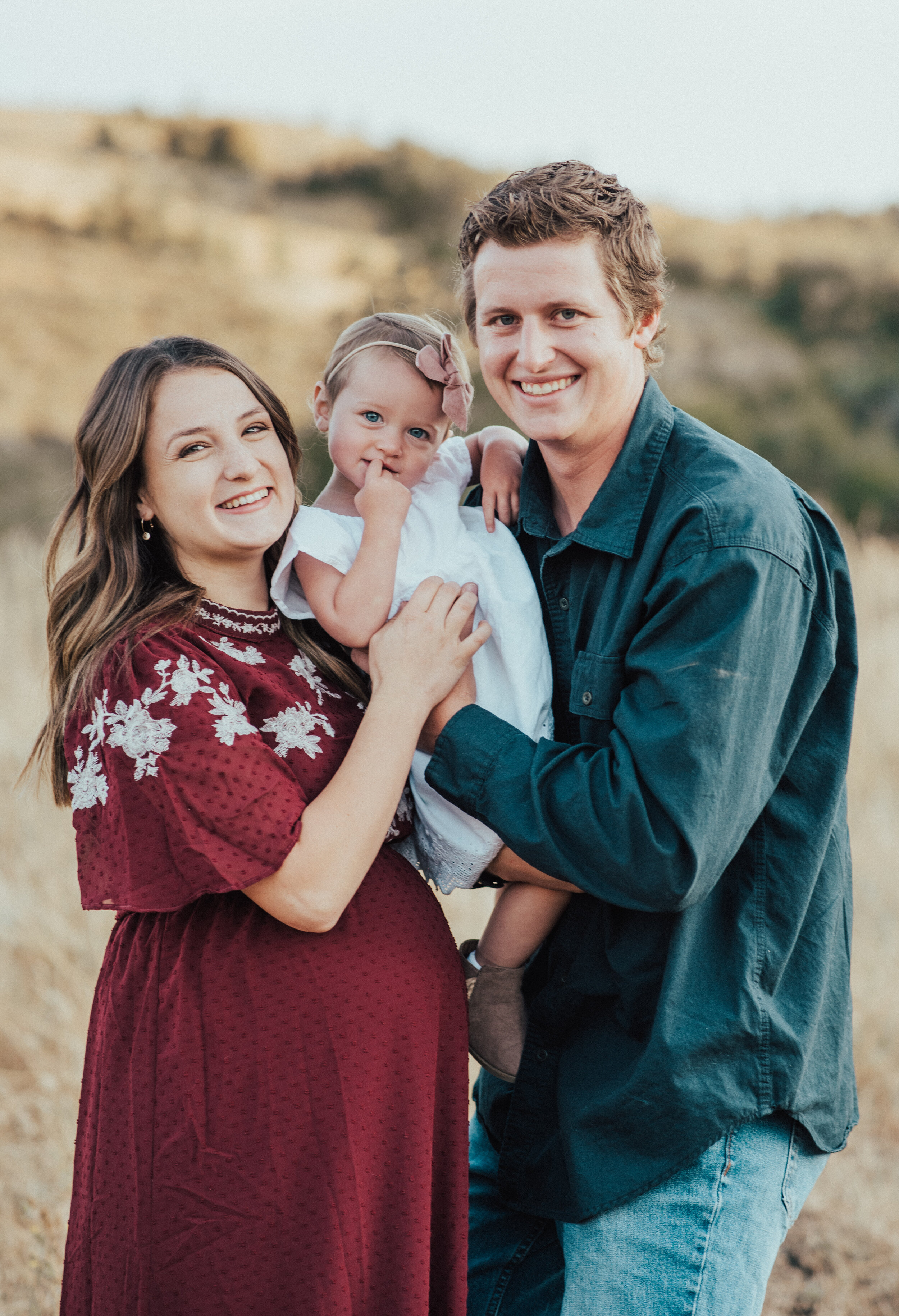  mom dad and baby smiling for posed family pictures fall family picture ideas for christmas card logan utah family photographer cache valley photographer #maternityphotos #familyphotos #loganutahfamilyphotographer #kristialysephoto #northernutahfamil
