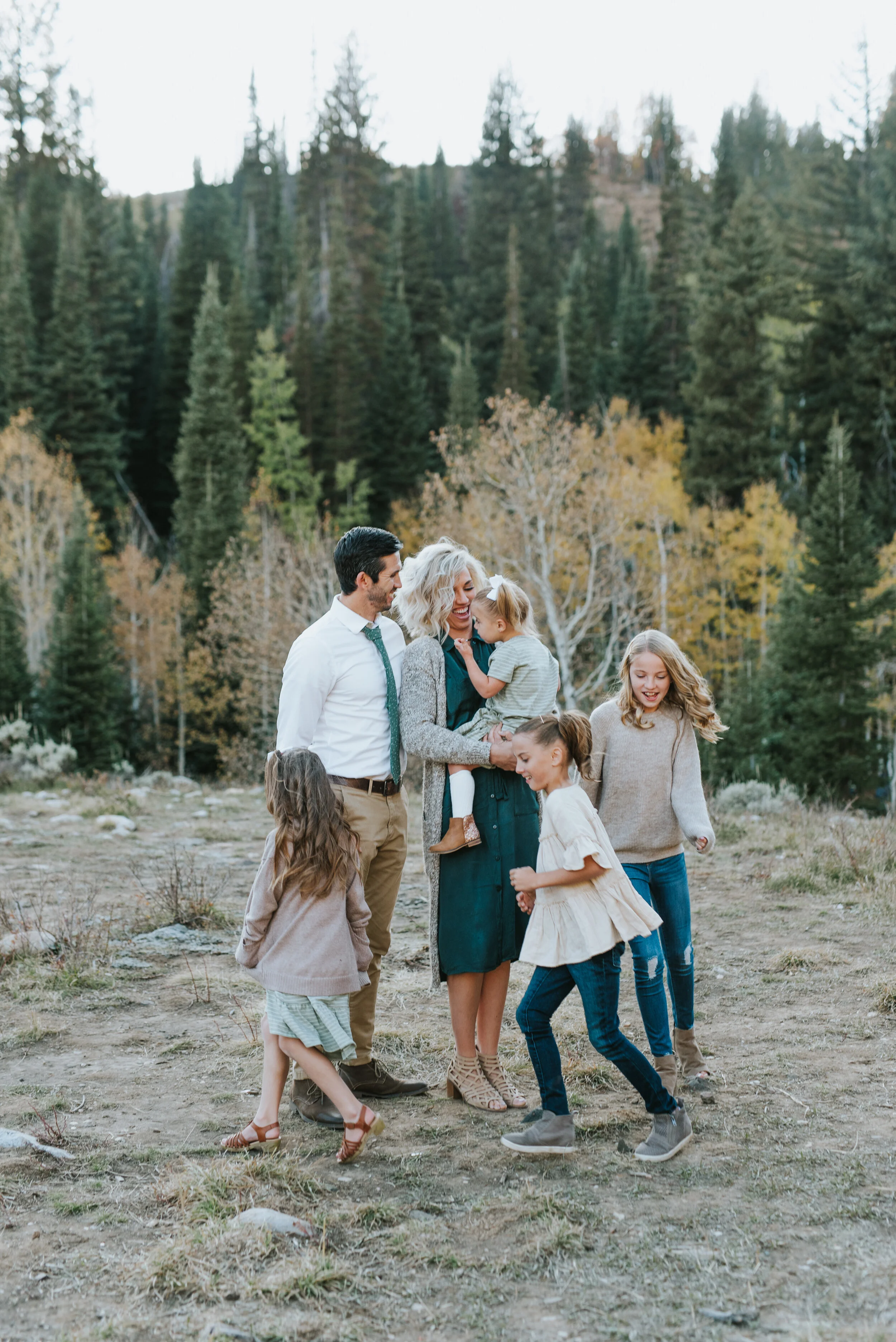  energetic family pictures group hug with all the kids outfit ideas navy and grey clothing coordination for family photos in northern utah with professional family photographer kristi alyse photography #kristialysephoto #familyphotographer #familypor
