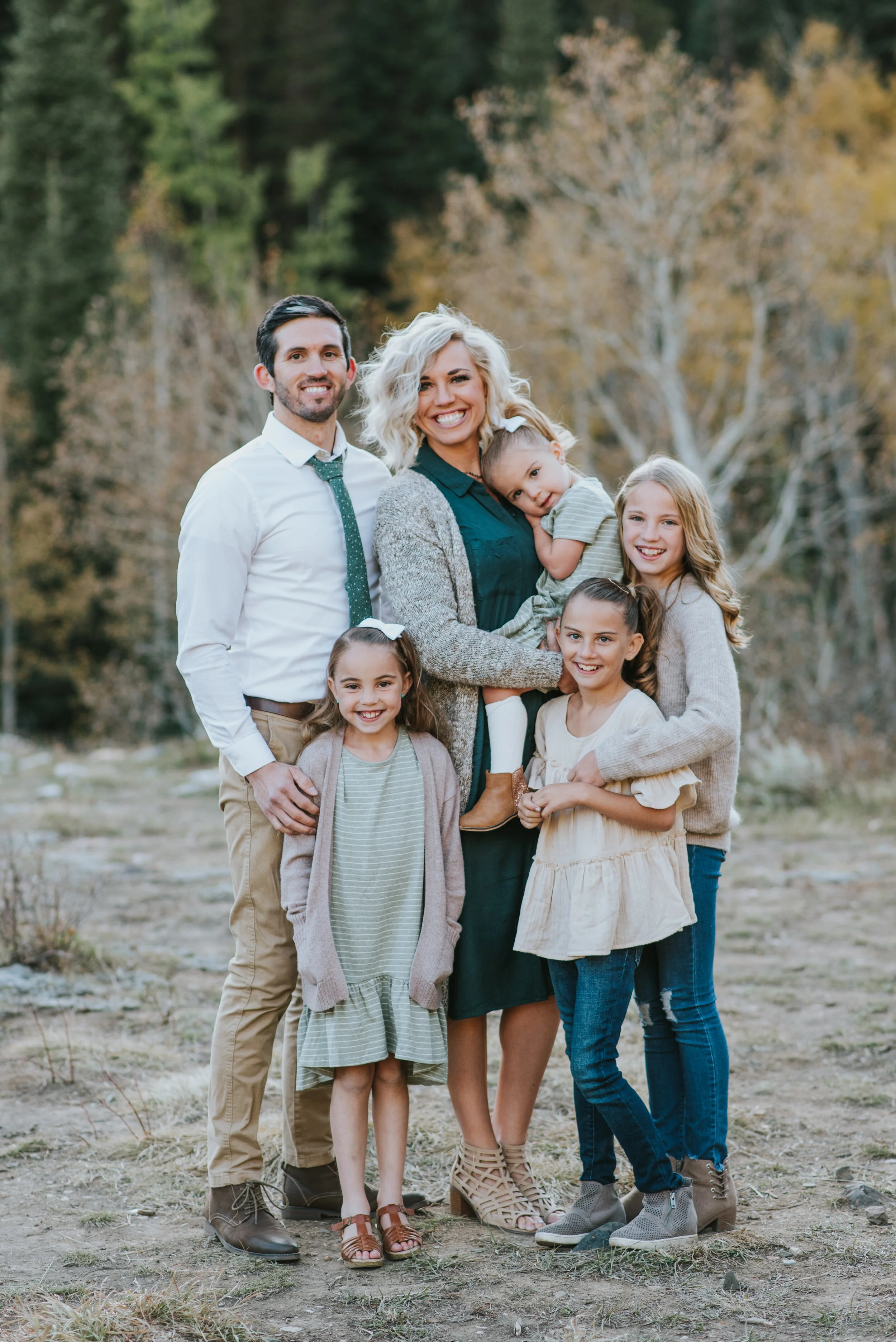  Adorable family picture session in northern utah with professional family photographer kristi alyse photo grey and navy outfit inspo for family photo session logan utah fall family pictures #kristialysephoto #familyphotographer #familyportraits #fam