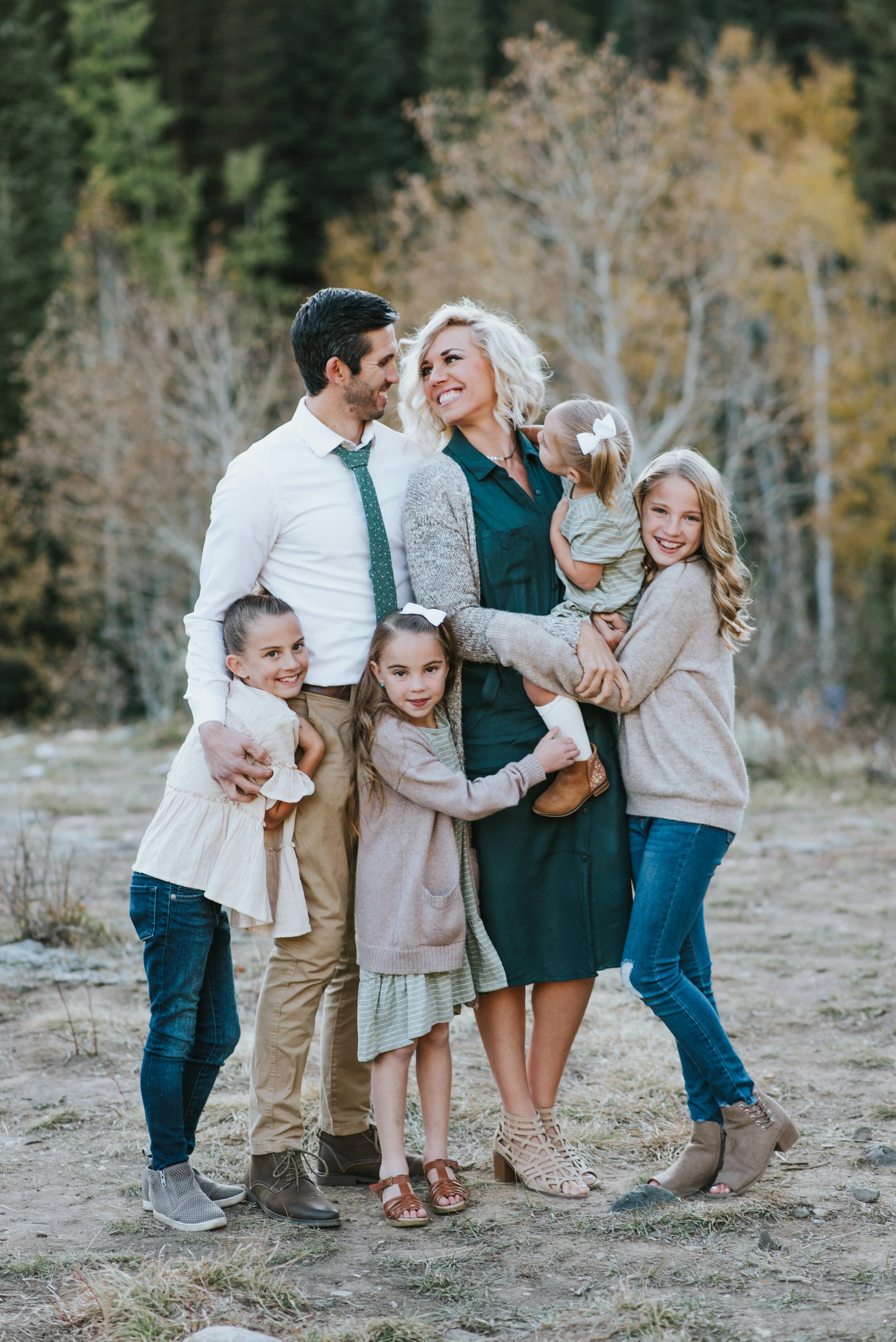  Family pictures in logan utah with kristi alyse photo professional family photos northern utah photo session with mom dad and the kids outfit inspiration for family pictures #kristialysephoto #familyphotographer #familyportraits #familypicturesoutfi