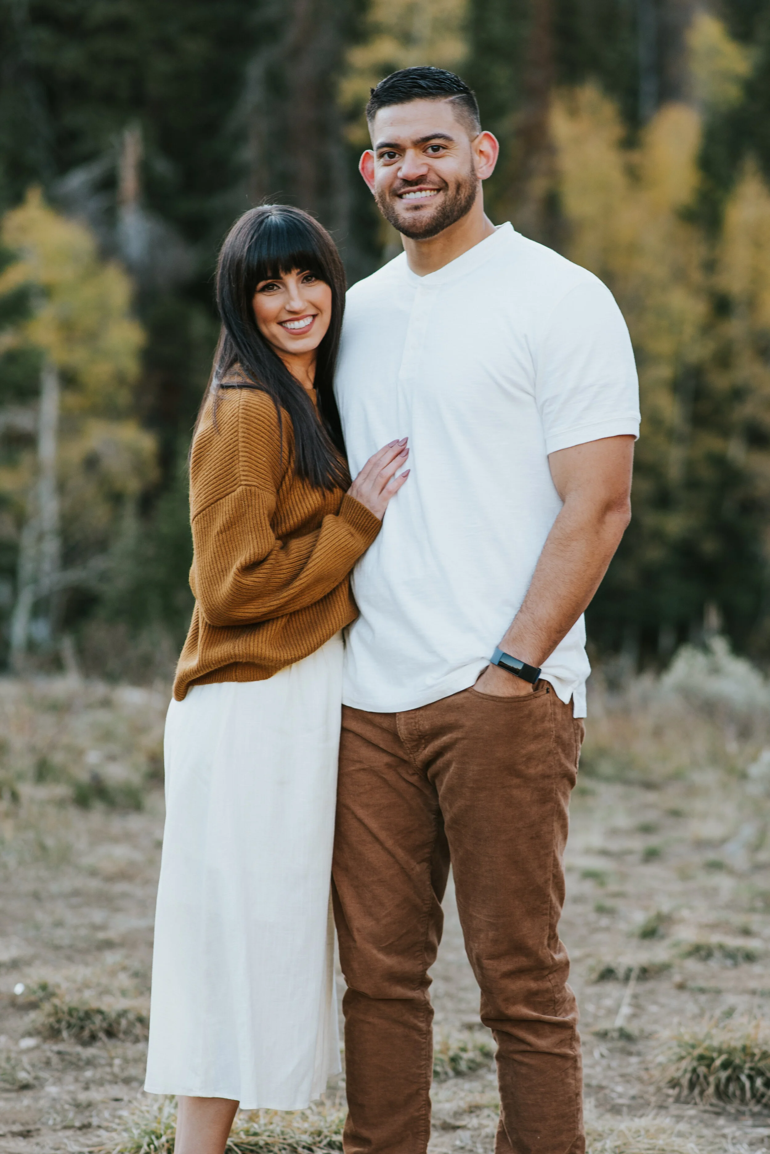  family picture outfit ideas mom and dad couple session northern utah professional family photographer kristi alyse photo camel and white outfit ideas for family portraits in the fall kristi alyse photo #kristialysephoto #familyphotographer #familypo