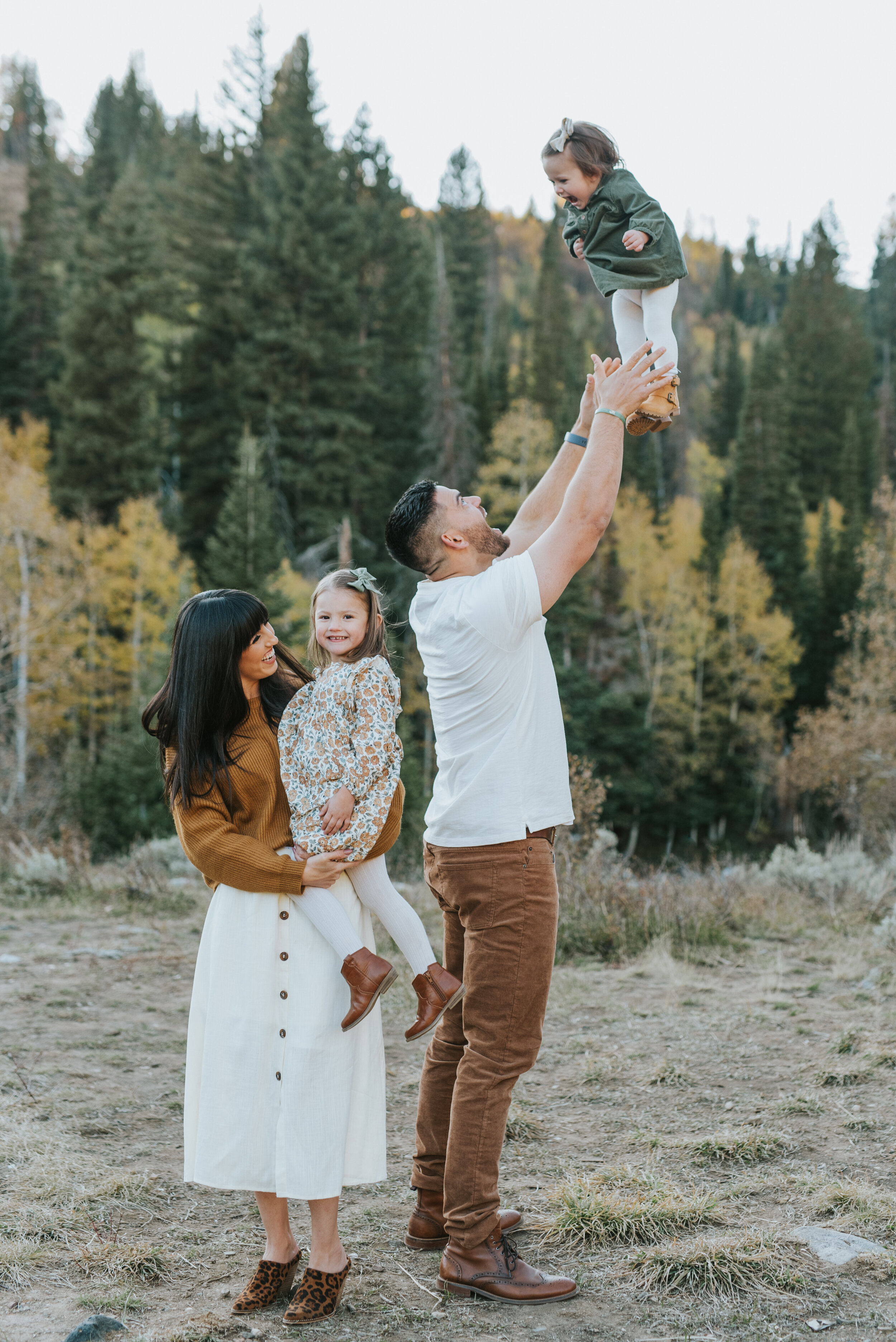  outfit inspiration for fall family photos in logan utah northern utah professional family portrait photographer kristi alyse photo small family adorable family photos #kristialysephoto #familyphotographer #familyportraits #familypicturesoutfitinspo 