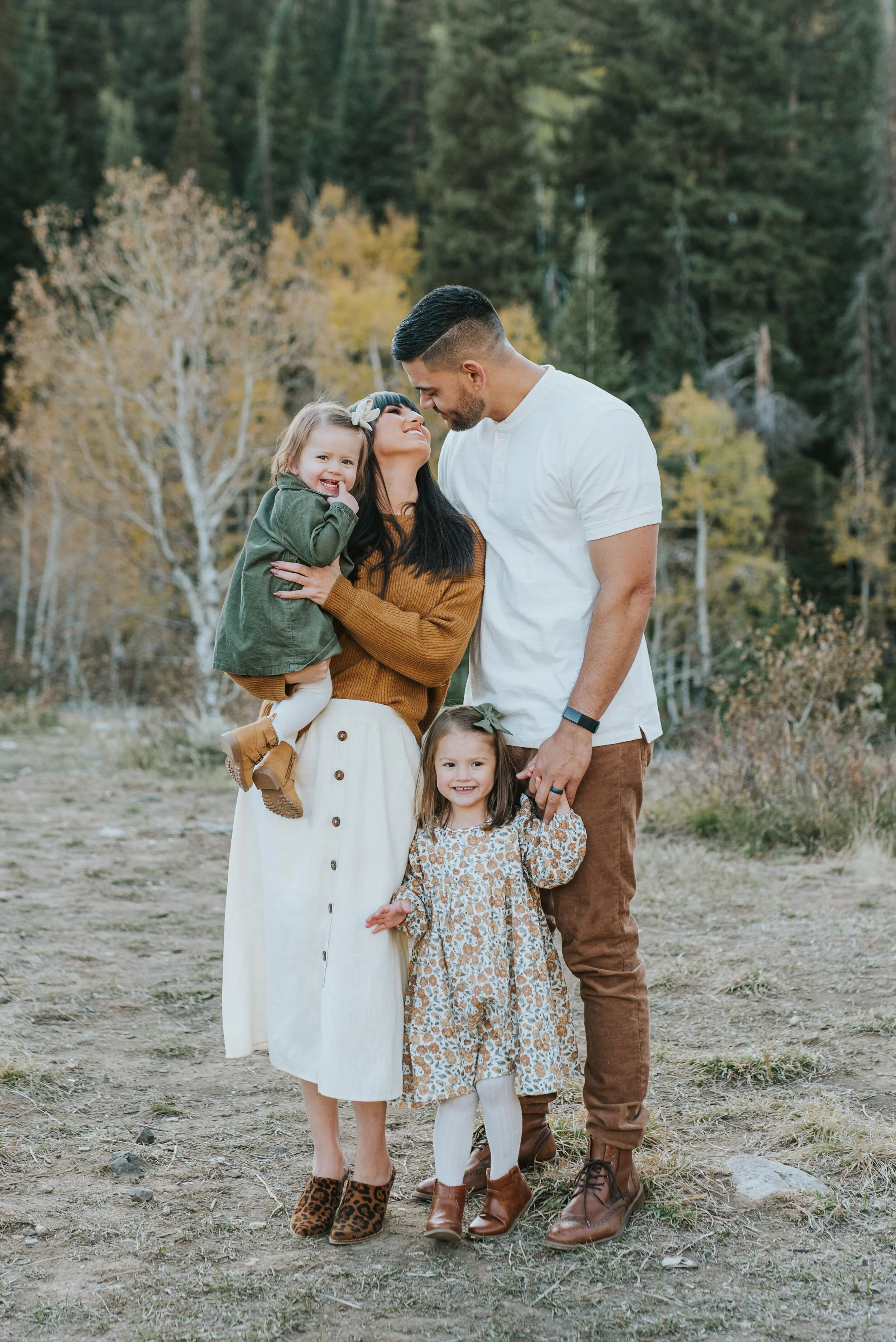  super cute family photos in northern utah fall family pictures outfit ideas professional family portrait session with kristi alyse photo logan utah family photographer #kristialysephoto #familyphotographer #familyportraits #familypicturesoutfitinspo
