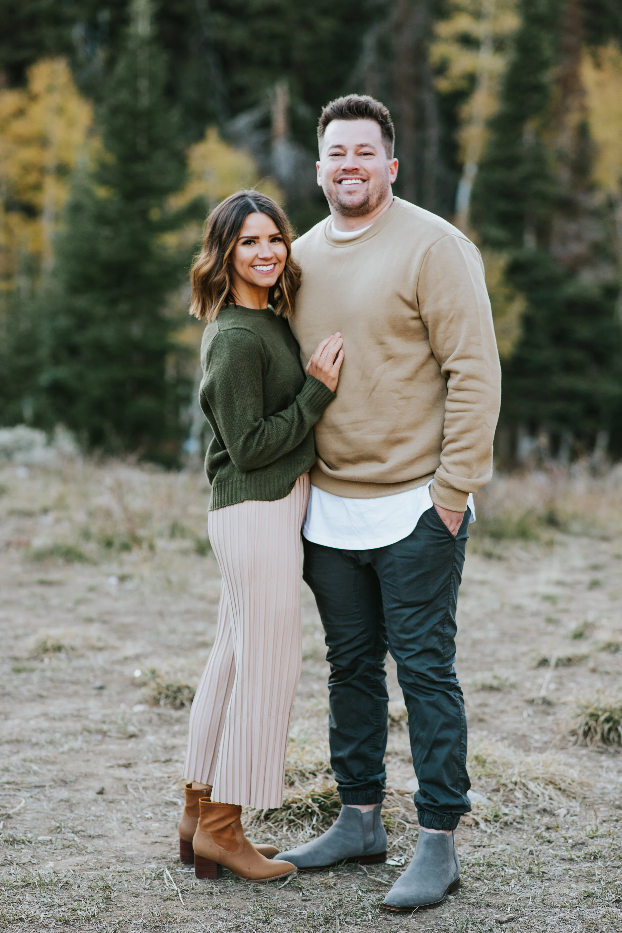  family portraits northern utah family photographer mom and day couples session green and tan outfit inspiration for fall family photos in the mountains of northern utah logan utah family photos 