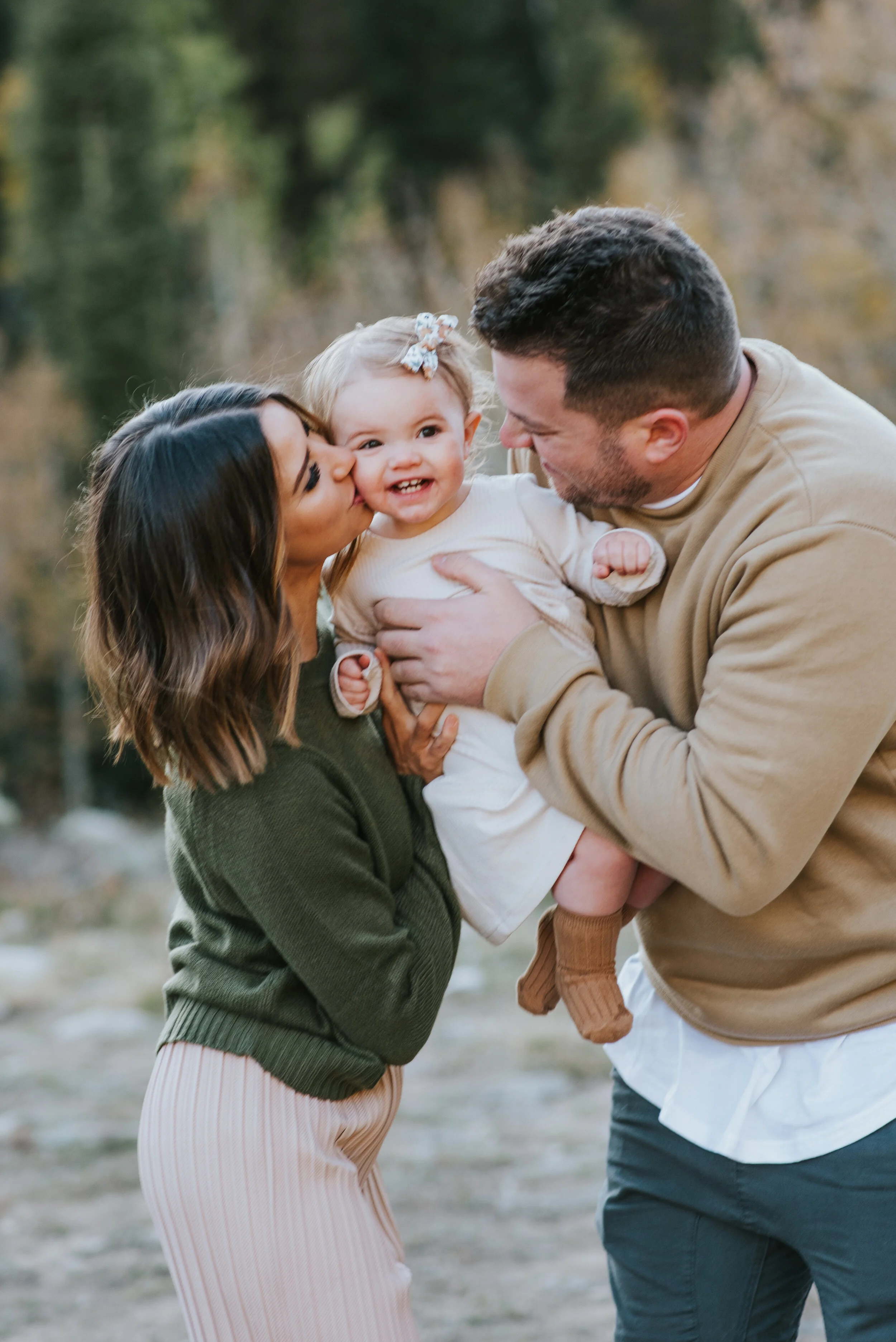  family pictures posed kissing baby girl professional family photographer available for travel in northern utah kristi alyse photo extended family pictures #kristialysephoto #familyphotographer #familyportraits #familypicturesoutfitinspo #loganutahfa