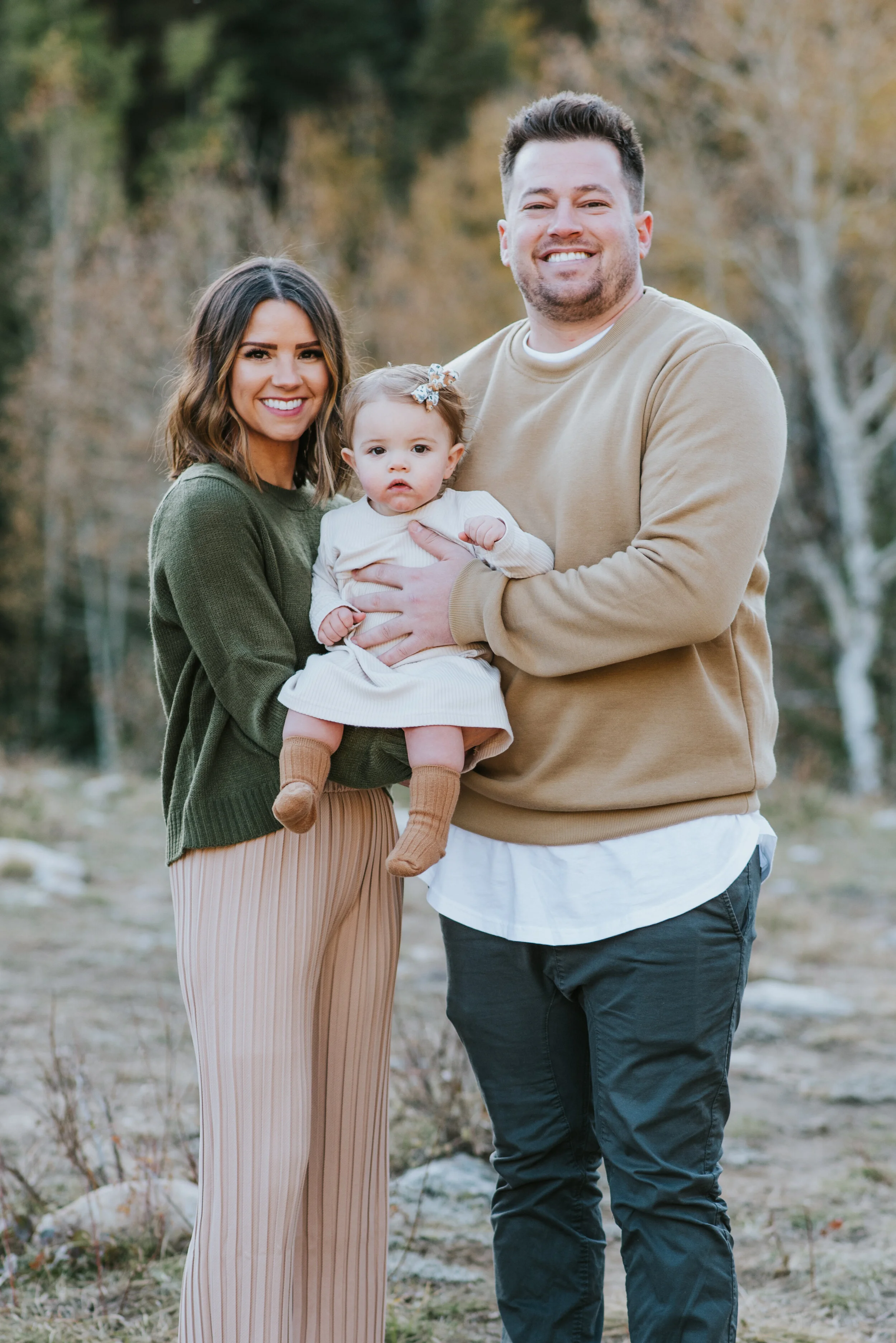  family pictures outfit color schemes adorable family small family pictures kristi alyse photo professional logan utah family photographer #kristialysephoto #familyphotographer #familyportraits #familypicturesoutfitinspo #loganutahfamilyphotographer 