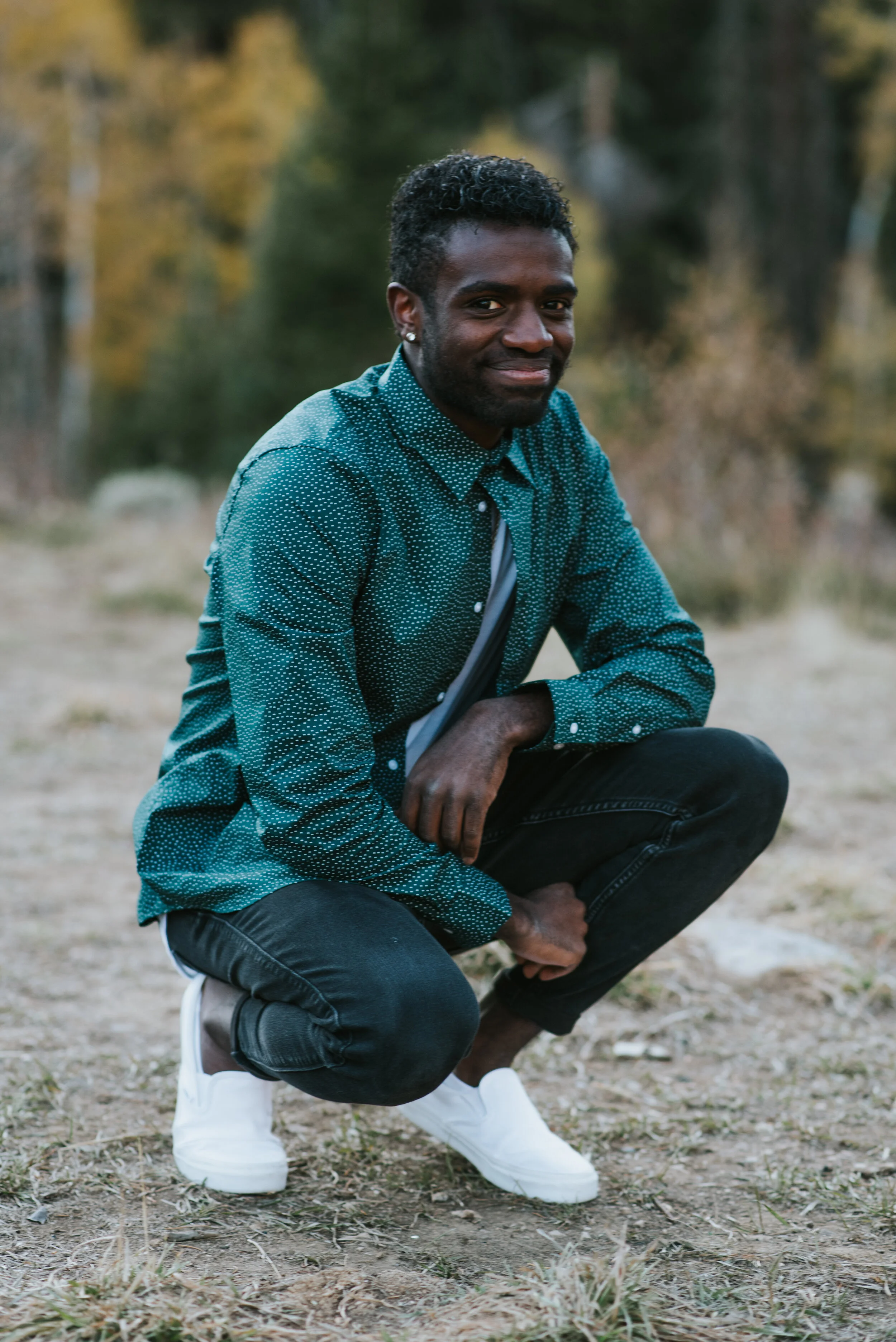  posed senior pictures dark blue button up portrait outfit inspiration northern utah portrait photographer family pictures in logan utah with kristi alyse photo #kristialysephoto #familyphotographer #familyportraits #familypicturesoutfitinspo #loganu