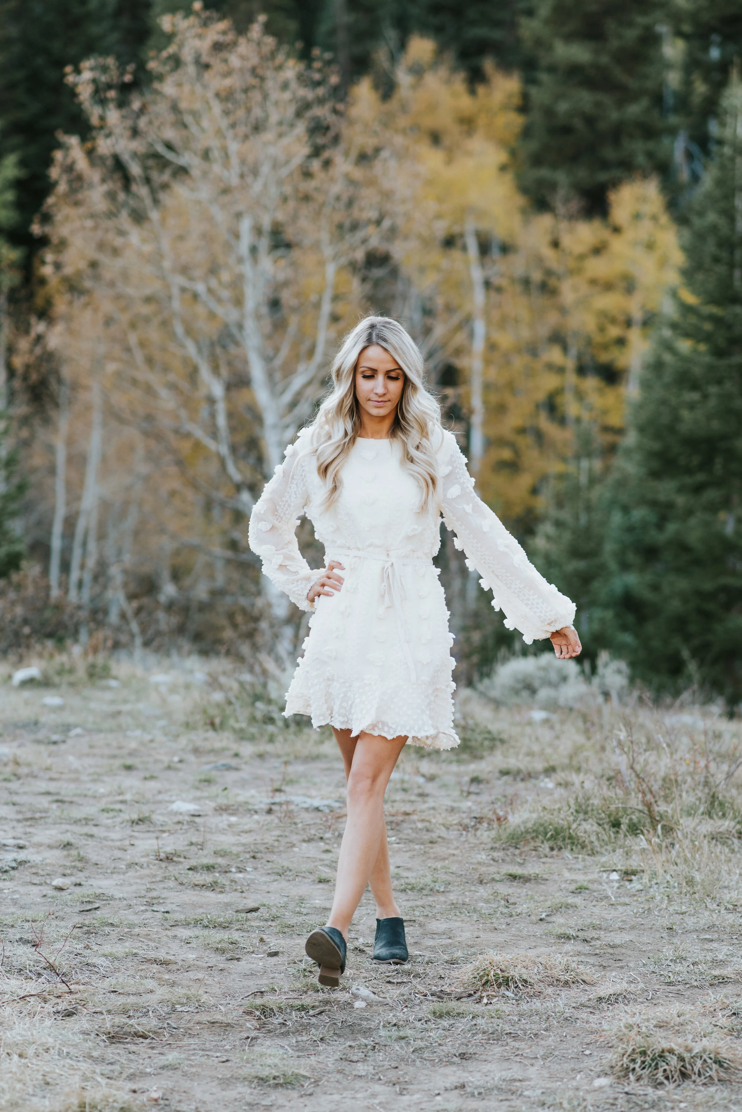  portrait session outdoor senior photos outfit inspiration white dress fall family pictures with kristi alyse photo in northern utah logan cache valley portrait photographer #kristialysephoto #familyphotographer #familyportraits #familypicturesoutfit