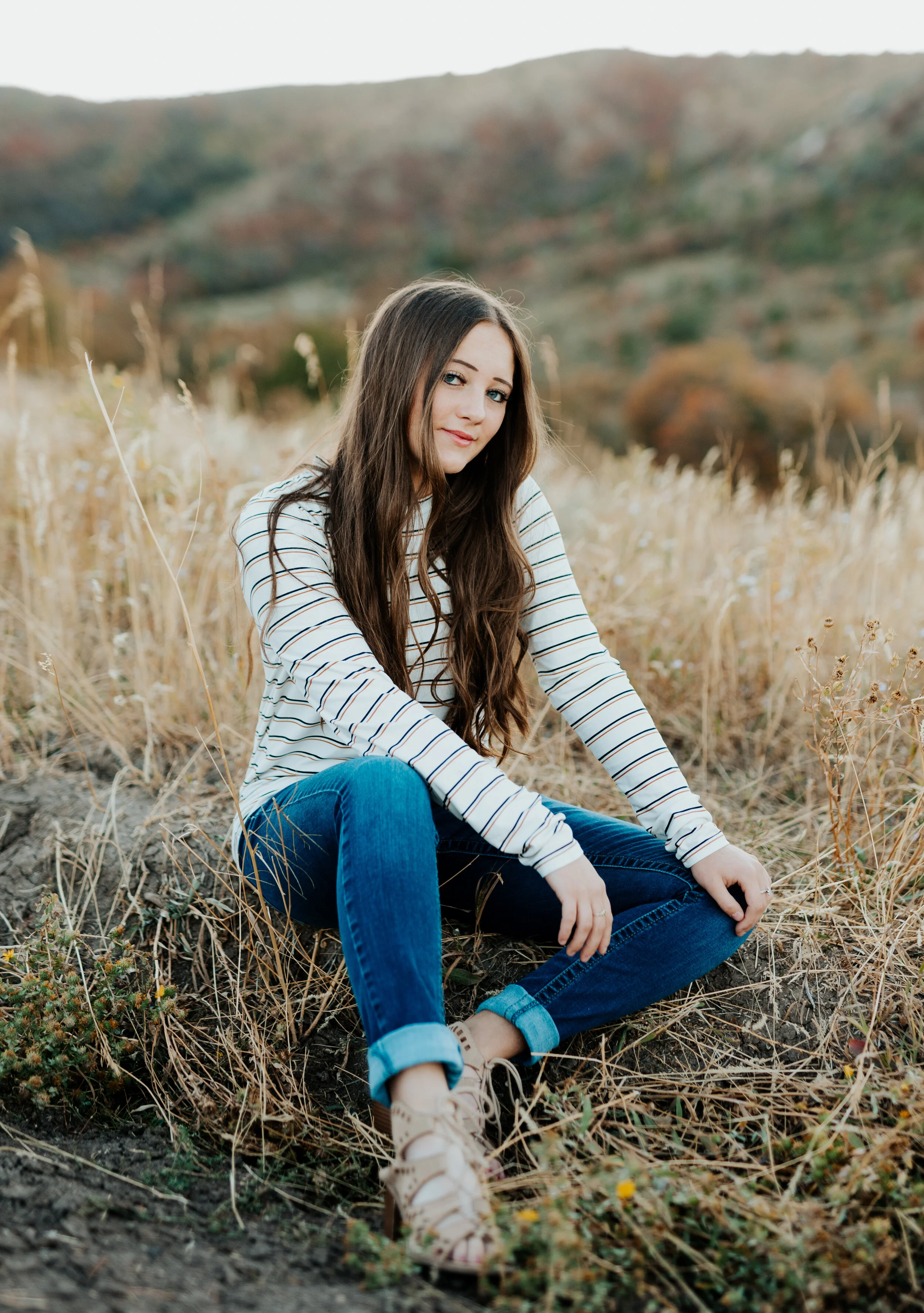  Pose inspiration for a fun and casual high school senior photo session. casual senior picture outfits senior in high school graduating class of 2020 professional photographers in utah cache valley senior photo poses logan utah photographers teen fas