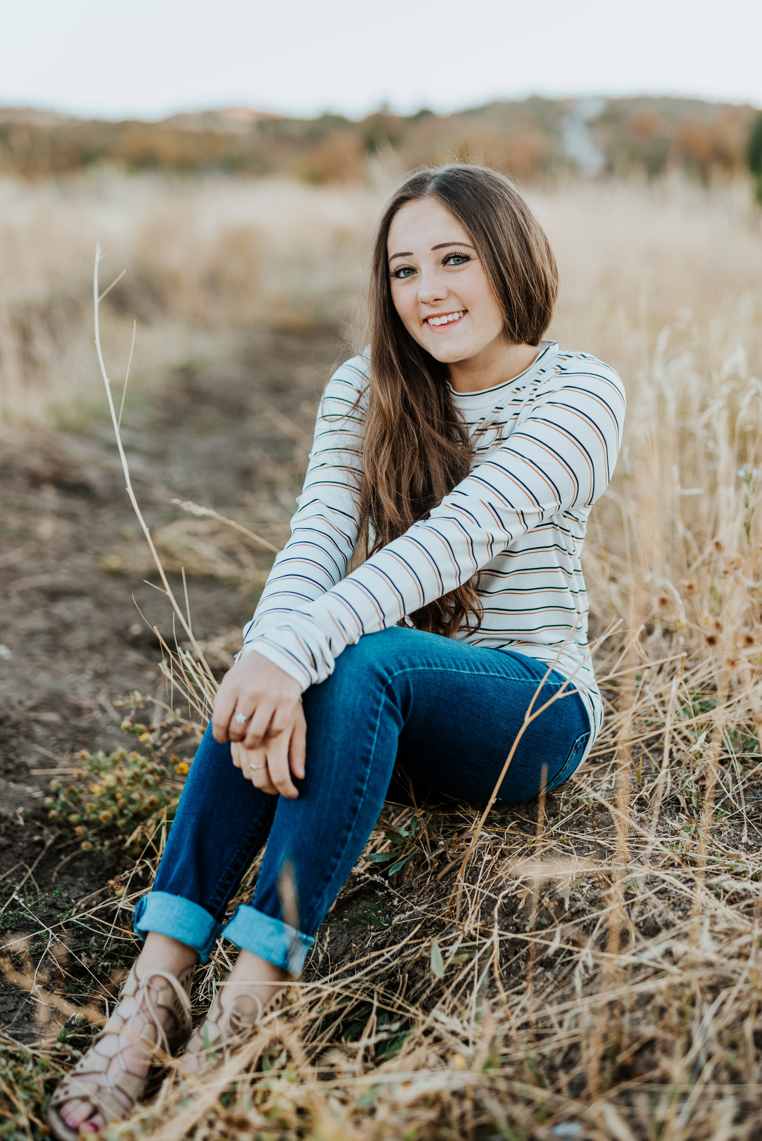  Casual outfit inspiration and cute high school senior poses for senior photo sessions. casual senior picture outfits senior in high school graduating class of 2020 professional photographers in utah cache valley senior photo poses logan utah photographers teen fashion senior pictures photo session outfit inspiration #kristialysephotography #professionalphotographersinutah #utahphotographers #seniorportraits #cachevalley #loganutah #casualseniorpictureoutfits #teenfashion #senior #classof2020 