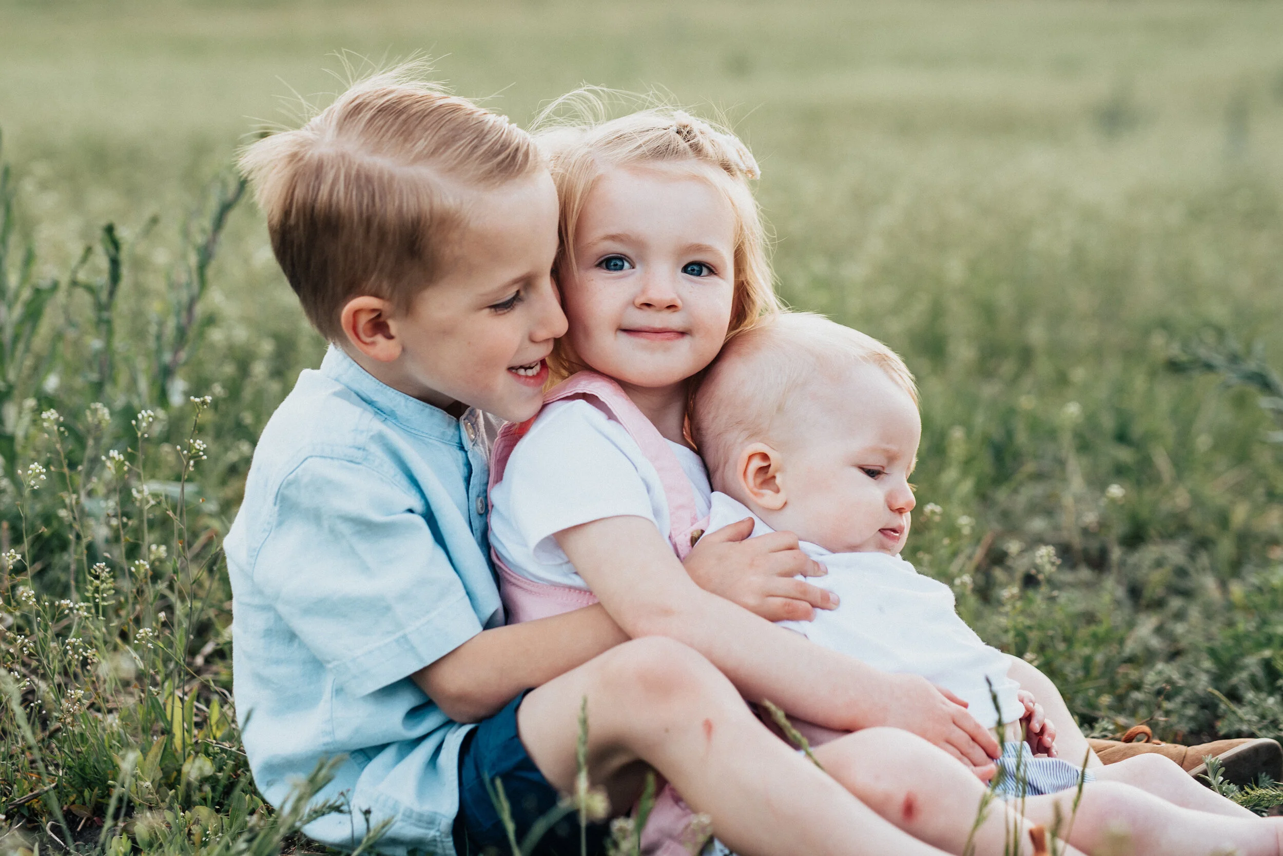Three children pose together during a summer photoshoot in logan utah. Family posing ideas family of three ideas summer photography family portraits during the summer, logan utah, photography, Kristi Alyse photographer, summer photoshoot #summersess…