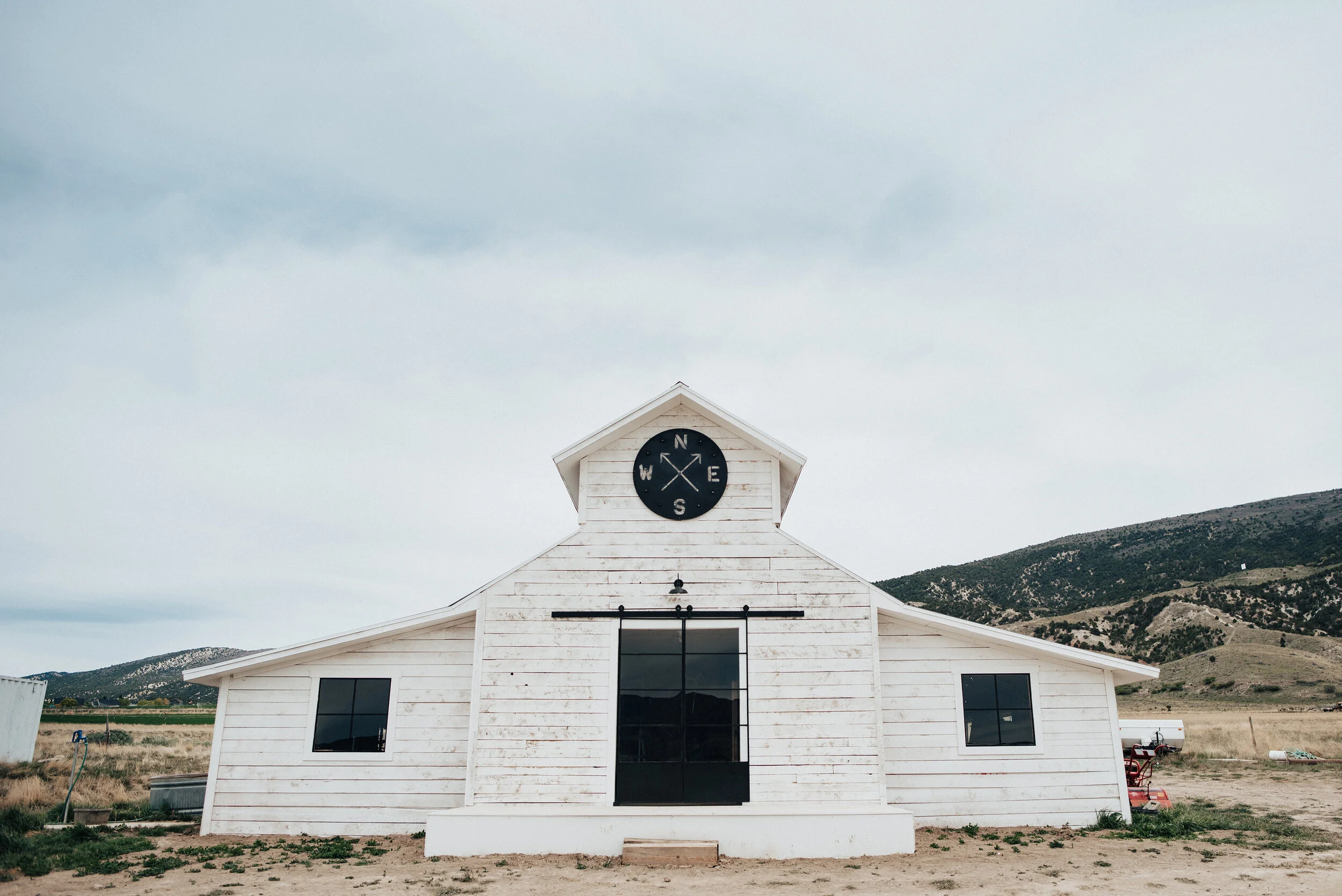 Rustic white barn on the Airbnb property the bride and groom rented in Ephraim, Utah for their wedding day. Wedding day photoshoot in Ephraim Utah photography wedding outdoor location western inspired rustic Airbnb photo aesthetic #ephraimutah #utah…