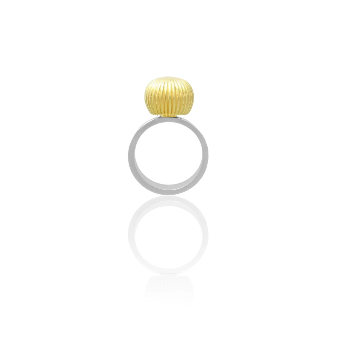 Size 4 gold with reflection.jpg