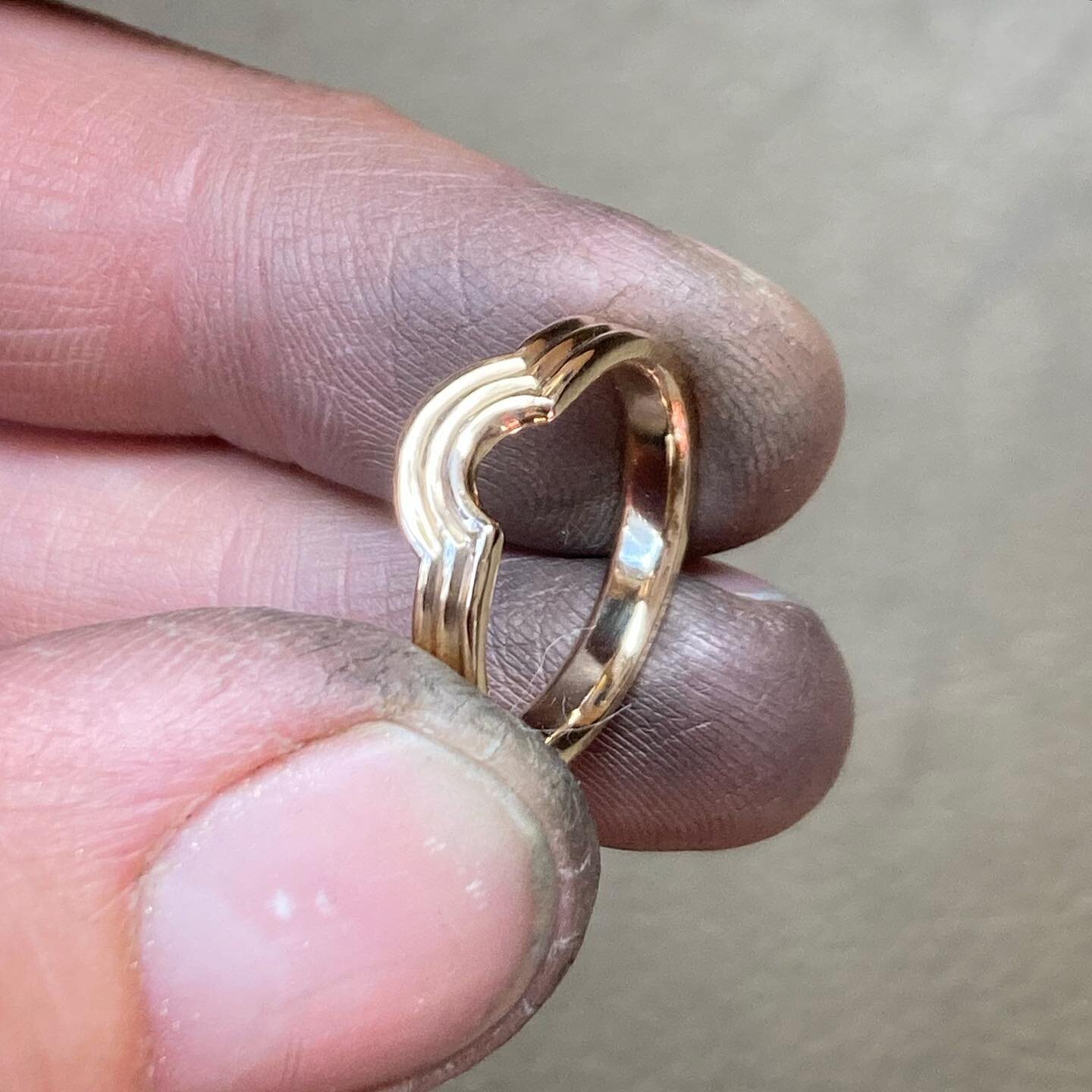 Recently finished contoured wedding ring for the incredibly patient @sangeeta_banerjee. Sangeeta came to one of my London workshops a few years ago and was kind enough to remember me when her partner Asa popped the question. They wanted to use some i