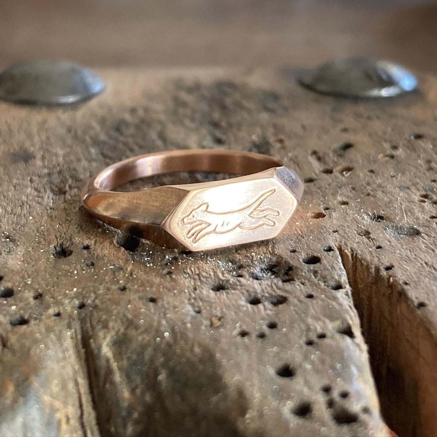 Little 9ct red gold hexagonal signet made for the lovely @donna___sarah to commemorate @homer_the_hound who sadly passed away last year. Originally carved from wax prior to sand casting some inherited gold, I love the shape and finish of this one. En