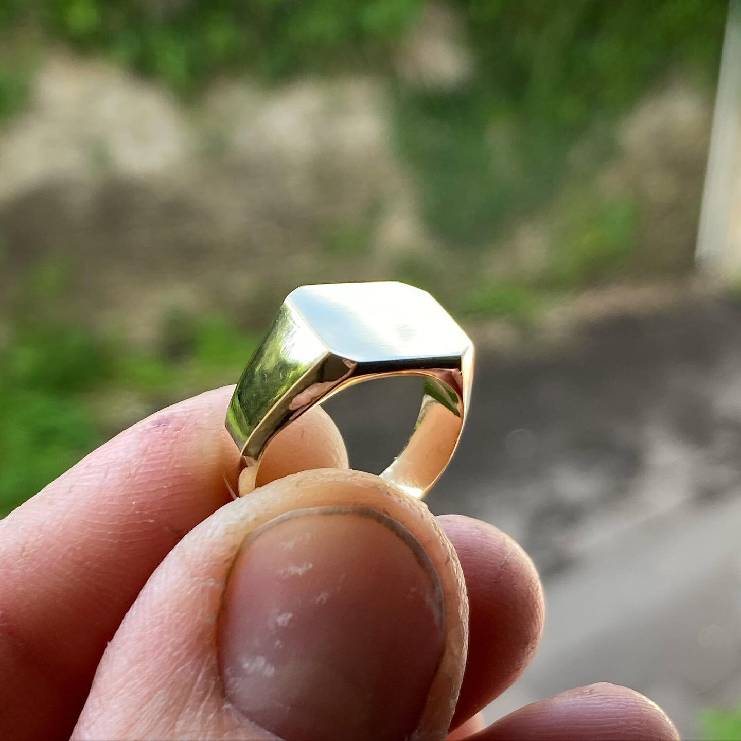 Recently finished 18ct yellow chunky signet ring for Alex.
&bull;
&bull;
&bull;
#roderickvere #bespokejewellery #fromejeweller #chunkysignet #recycledjewellery #18ctgold #jewellerycommission