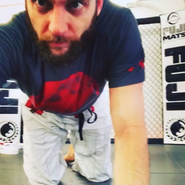 Here are some tips from @align.training to help improve your training! -V- here with another flow to condition your joints and tissue. ✌️
——————————
You will likely notice lots of similarities with our previous post...this is more of a regression to challenge specific ranges and give you more control over the movements. ✊️
——————————
•Our bodies are designed and made to perform these actions, if yours is having a hard time... we’d like to think that’s something worth taking a serious look into...🤷♂️ •Work the movements alone, in the specific positions you’re having a hard time before making your way into the full #flow. •Use your hands as necessary to assist with your weight. 🙌
——————————
#ALiGNtraining #ALiGN
