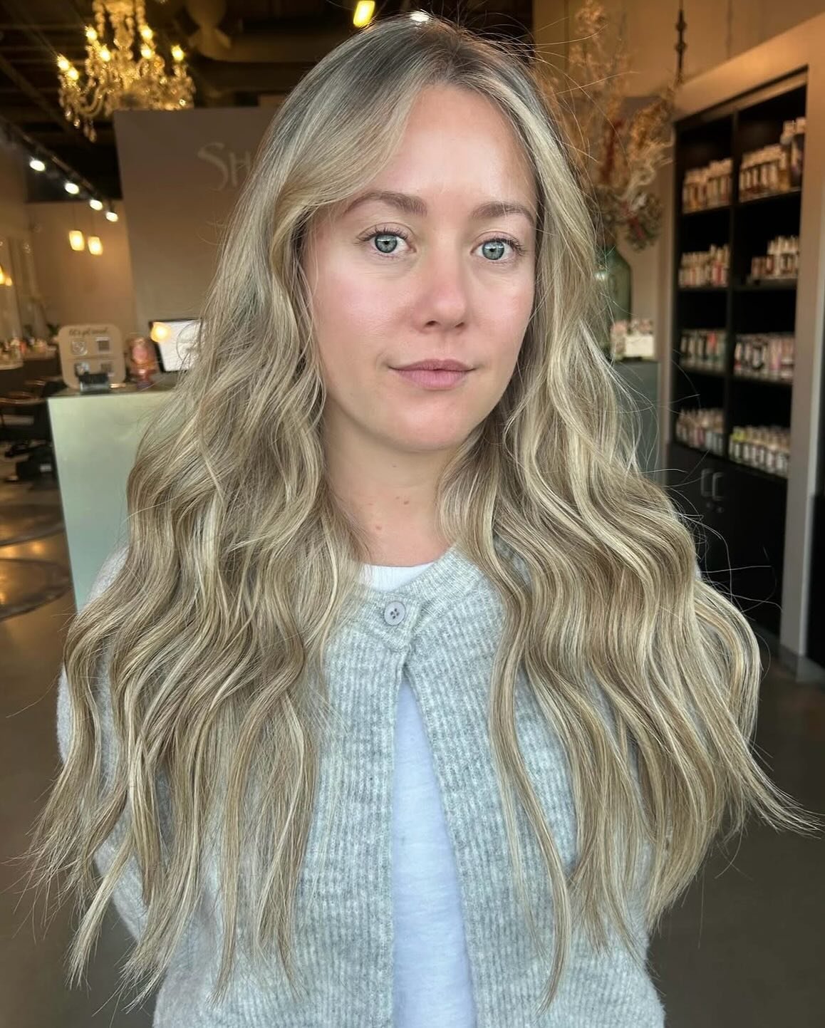 Hand tied extensions and highlights!
Swipe for the before!
by @kellyandcolour 
.
.
.
.
.
.
#shannonhairsalon #shannonhair #santaclaritahair #santaclaritahairstylist #scvhair #scvhairstylist #valenciahair #valenciahairstylist #lahair #lahairstylist #e