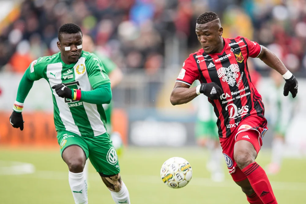 Hammarbys Joseph Aidoo mot Östersunds Alhaji Gero.