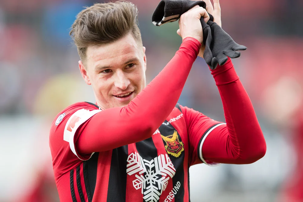 Östersunds Jamie Hopcutt tackar publiken efter matchen.