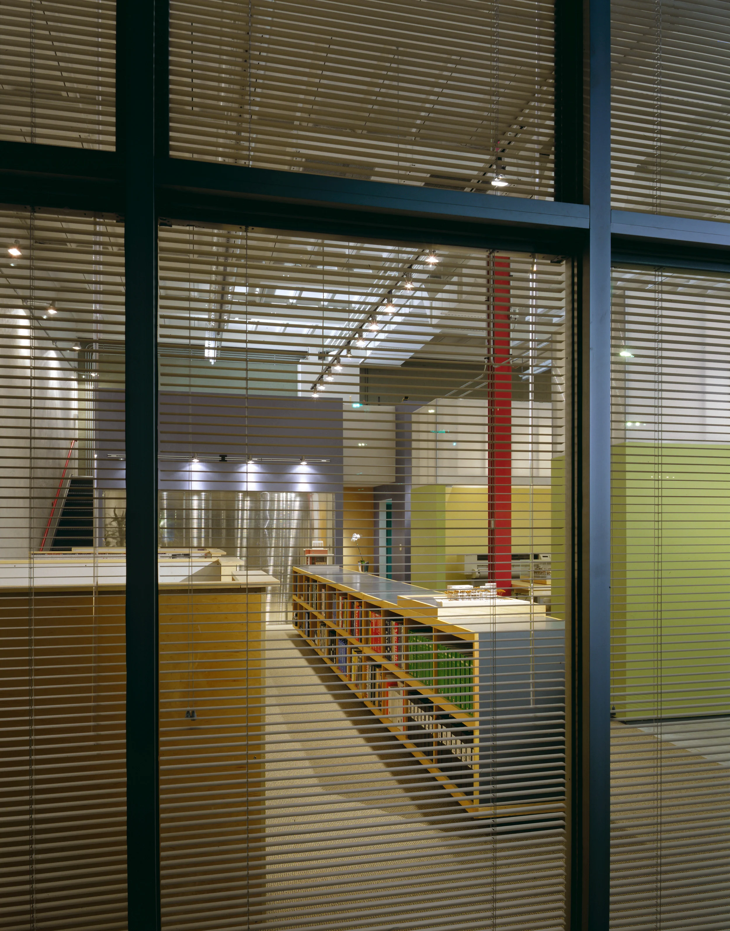 2-9807-05 C ext window close+.jpg