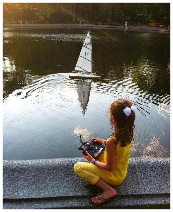 Iphoneography / Photographing people in Central Park, Sailboat Pond | Image 3