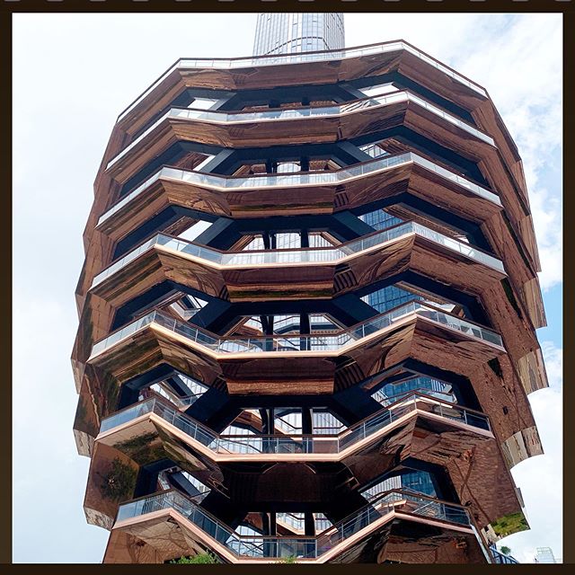 #thevesselnyc #hudsonyards - Is it the #american answer to the #eiffeltower? - See for yourself #thehudsonyards #newyork - #whynot #pourquoipas #perchenon ... #France and #theusa bound forever as #NewYorkCity and #parisfrance remain two complimentary #sistercitiesinternational cities with a #plusoumoins #copastetic relationship. ... As to the #architecture of the #structure - #jadore ... reminds me of a #beehive! Photo by #iphoneauteur Roberta Fineberg
.
#newyorkarttours #arttoursnyc #peopleplacesthings #photography #smartphonephotographyworkshops