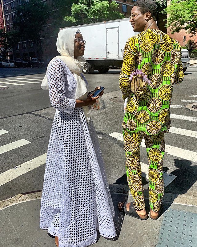 Love this #happycouple #radiantcouple #épanouissement total #goodvibescouple #seeingthelight #africanjewels #afrophile #gettingyourgrooveon
.
#afrofashion #afrofashionstyle #africantextiledesign #africanprintfabrics #nycstreetfashion #nycstreetstyles
.
Channeling #malicksibide #malicksidibé #streetphotographyexperiences #iphoneauteur #robertafineberg #robertafineberg99prints