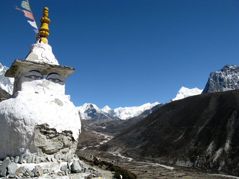 eyes-over-Chukung-valley.jpg