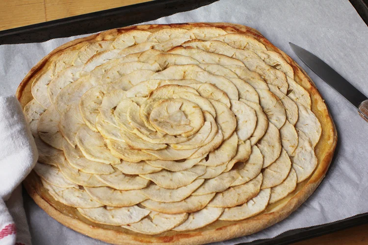 une tarte fine aux pommes