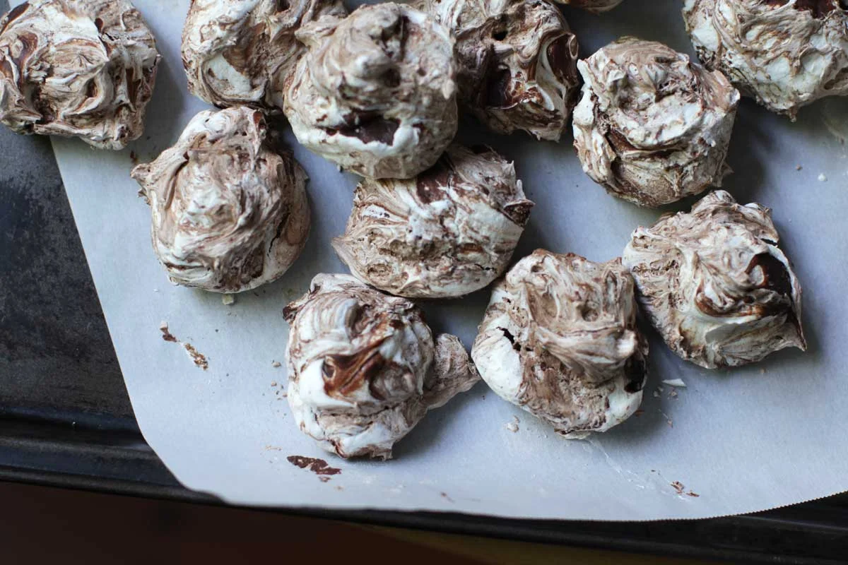 petites meringues marbrées au chocolat