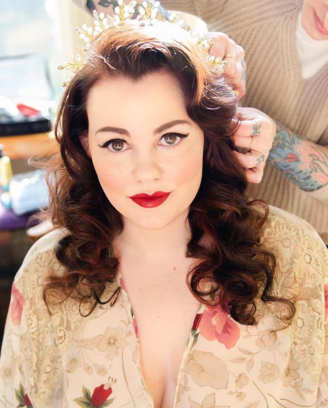 Last Friday’s bride 👏🏻👏🏻👏🏻 I love @nerd._of_.paradise I’ve been lucky enough to have worked with her on a few different things in the past couple years so when she gave me the honor of helping her get ready for her wedding I was beyond excited! Her sense of style is right up my alley and I love the look with came up with. She was truly a stunning bride 💕
.
.
.
#pdx #pdxfashion #pdxmakeupartist #portlandmakeupartist #portland #bride #bridalmakeup #bridalmakeupartist #vintage #retro #beautifulbride