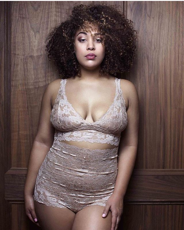 What a stunning human?!? @brittaneenicole looking fine af in @vavalingerie shot by @thehollyhart ages ago. Still love these photos though! .
.
.
#pdx #pdxfashion #portland #portlandmakeupartist #lingerie #vavalingerie #makeup #naturalhair #babe #pdxm