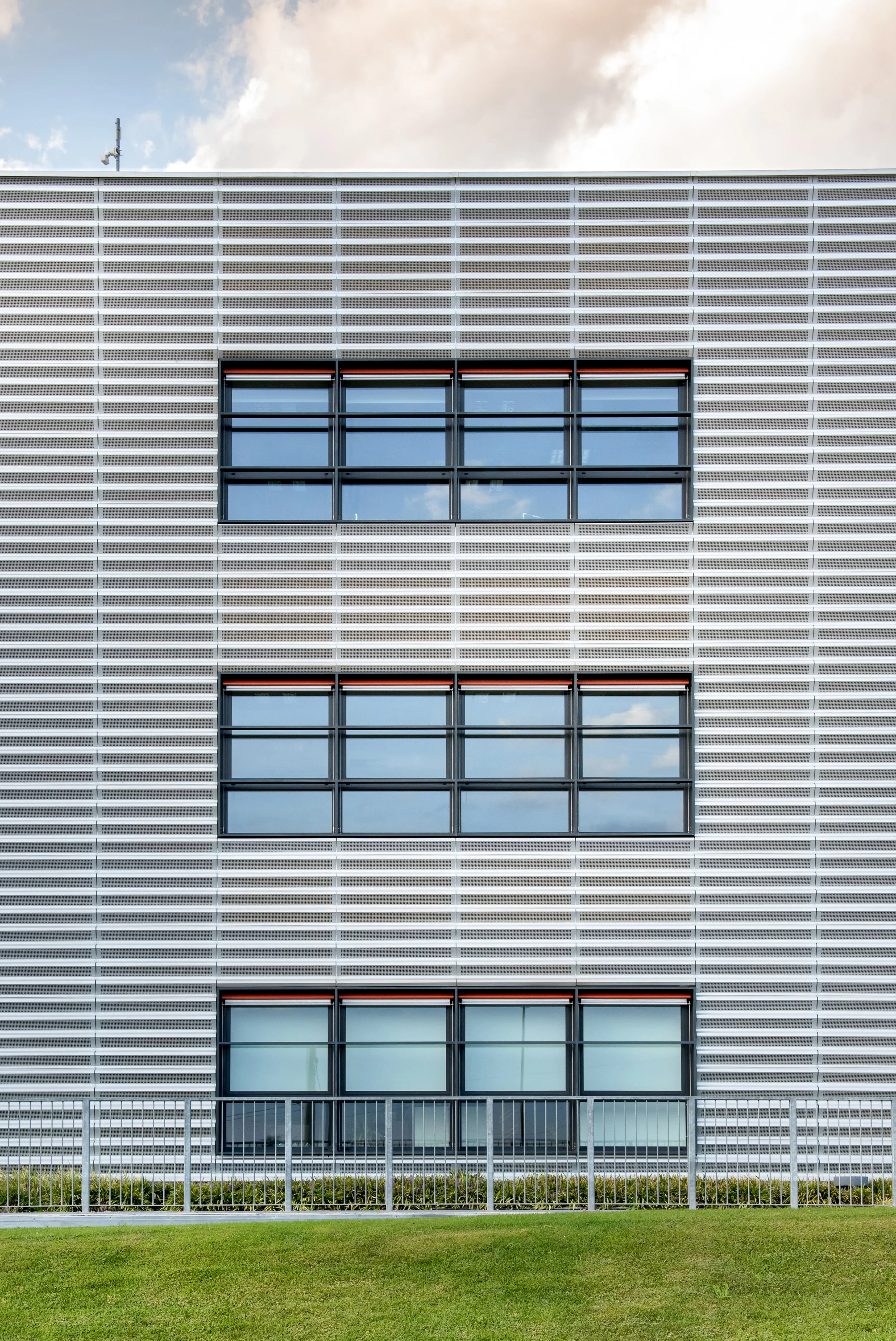 symmetrical-view-of-a-modern-commercial-building-5YB4SFW.jpg