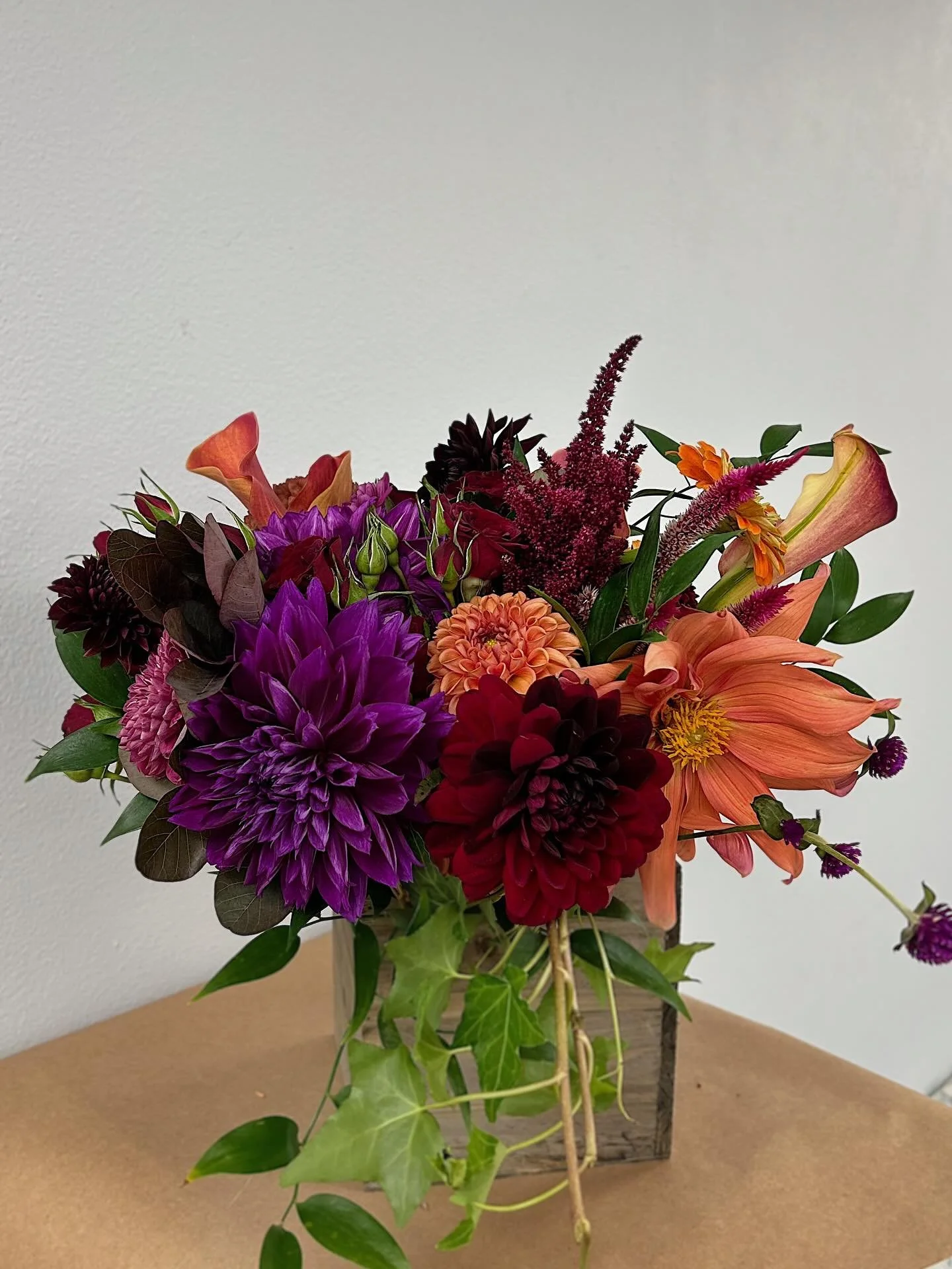 Halloween vibes - All treats no tricks with this bouquet. 
.
👻🎃
.
@sadisutiku 
.
#octoberbouquet #halloweenbouquet #tilldeath #paweddingflorist #paeventflorist #njweddingflorist #njeventflorist #happyhalloween #halloweenflowers