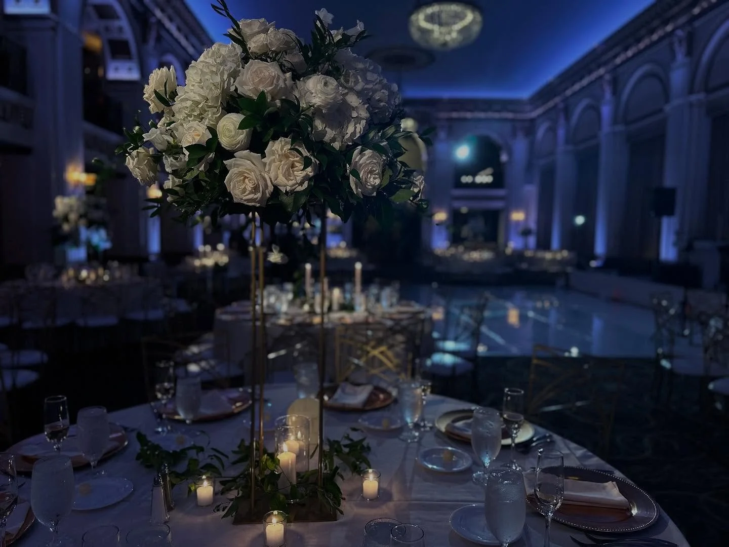 You don&rsquo;t have to choose only one centerpiece style. Mix things up and choose two or three! Just use similar elements, like candles, to keep the tables cohesive.
.
.
These three styles together filled the Ballroom at the Ben for Sean + Julianna