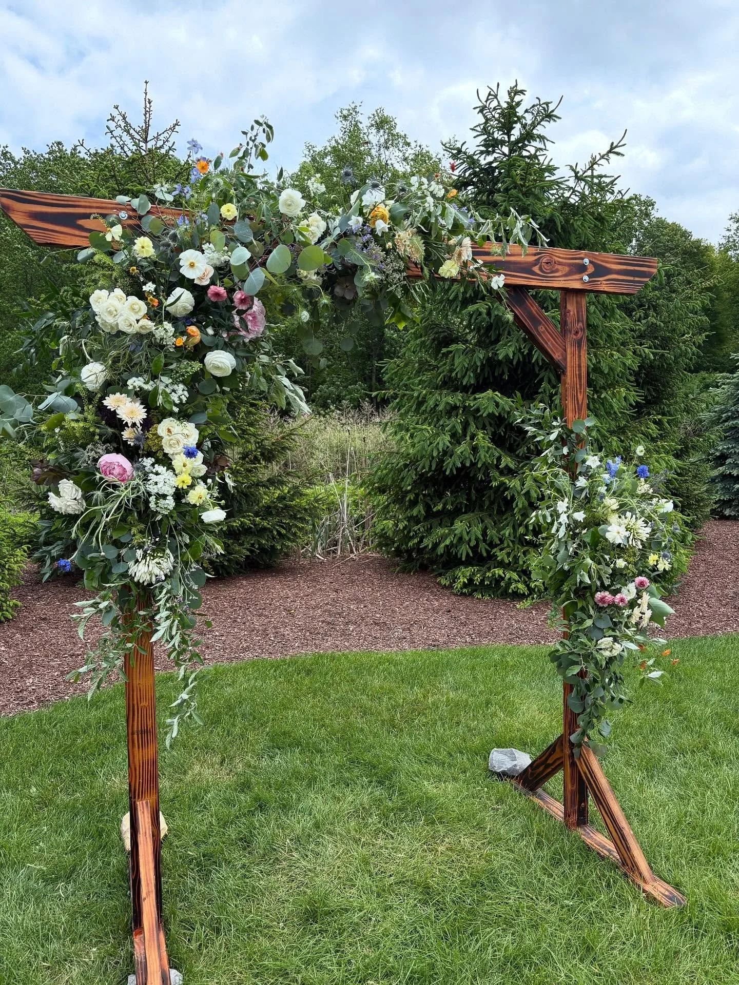 A seasonal, textured, wildflower look - perfect for springtime at the Barn @peronafarms.
.
.
@katiebdz 
@real_dom92 
.
.
#wildflowerweddings #texturedflowers #barnweddings #beforetherain #weddingfloristry #weddingflorist #springweddingflowers