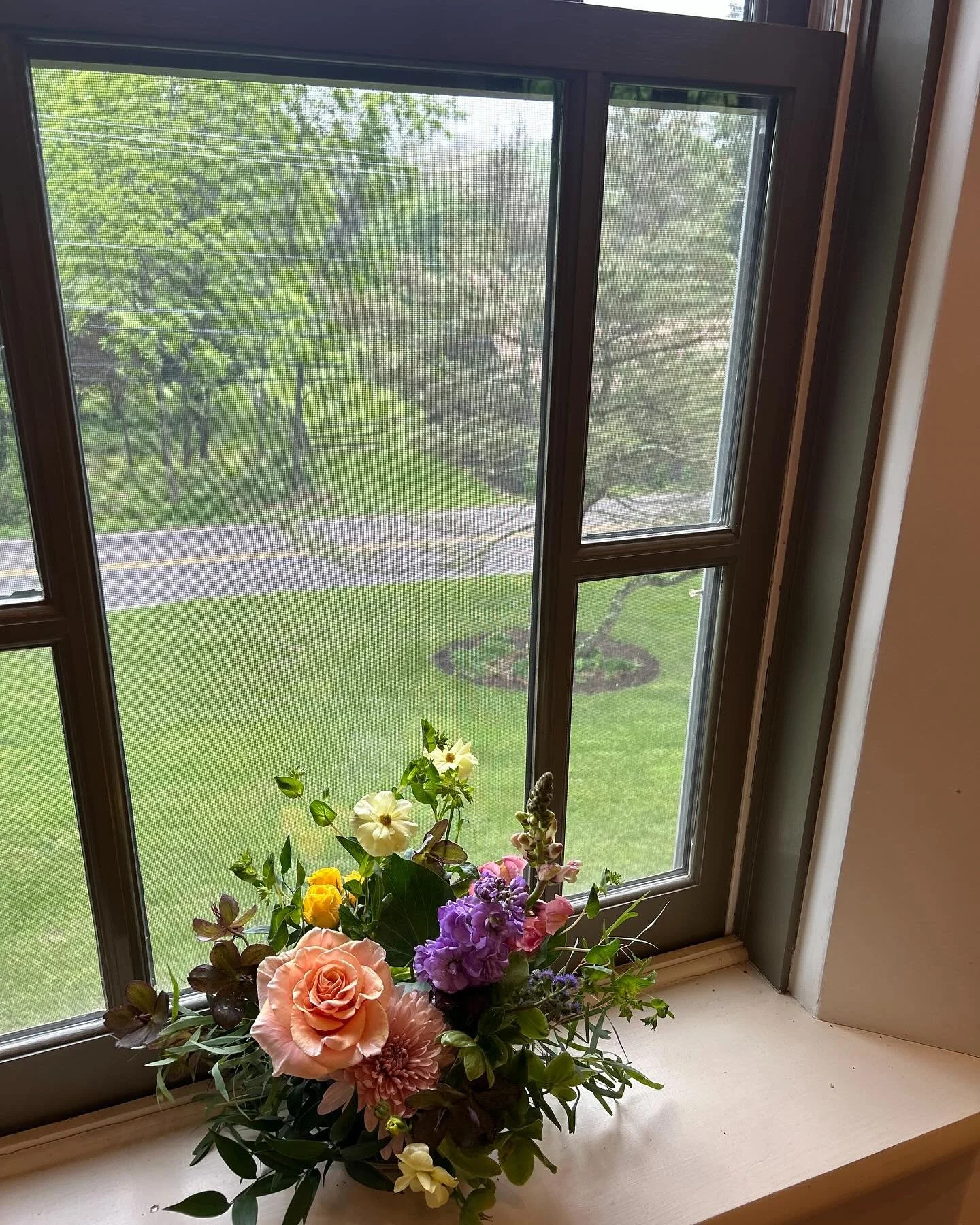 Memorial Flowers should remind us of the life of the person we are celebrating. Here&rsquo;s to Bette.
.
.
@trinitysolebury 
.
.
#memorialflowers #funeralflowers #celebrationoflife #buckscountypa #buckscountyflowers #paflorist #pafloraldesigner