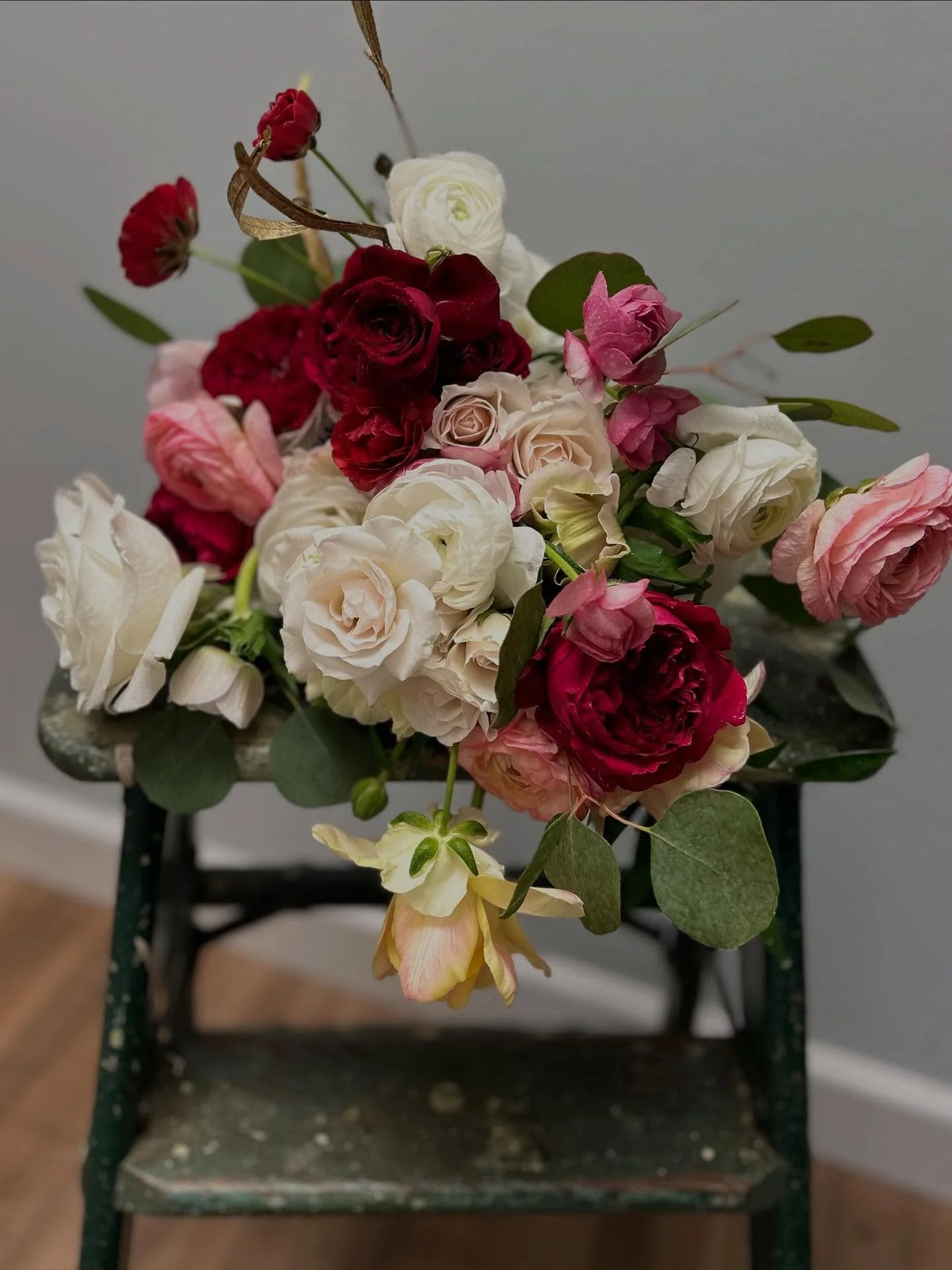 Cheers to sunshine and romance!
.
.
#boldbouquets #bouquetswithcolor #weddingflowers #weddingbouquets #njweddingflorist #paweddingflorist #thebotanicalbox