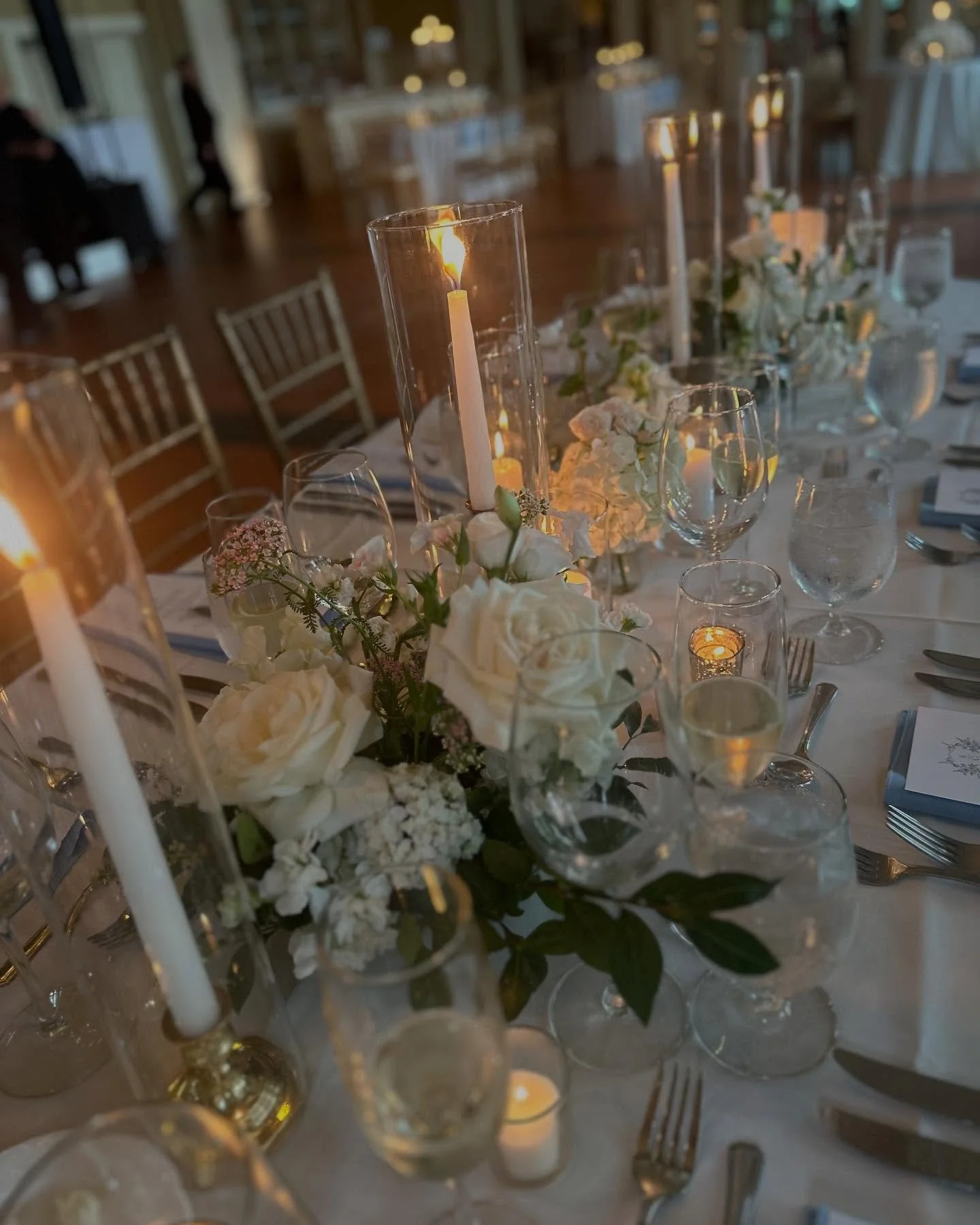 Classic white florals and candlelight&hellip; always a perfect combination. 
.
.
#weddingflorals #weddingflowers #njweddingflorist #paweddingflorist #whitewedding #whiteweddingflowers #weddingcandles #tapercandles #candlelight #therylandinn #thebotan