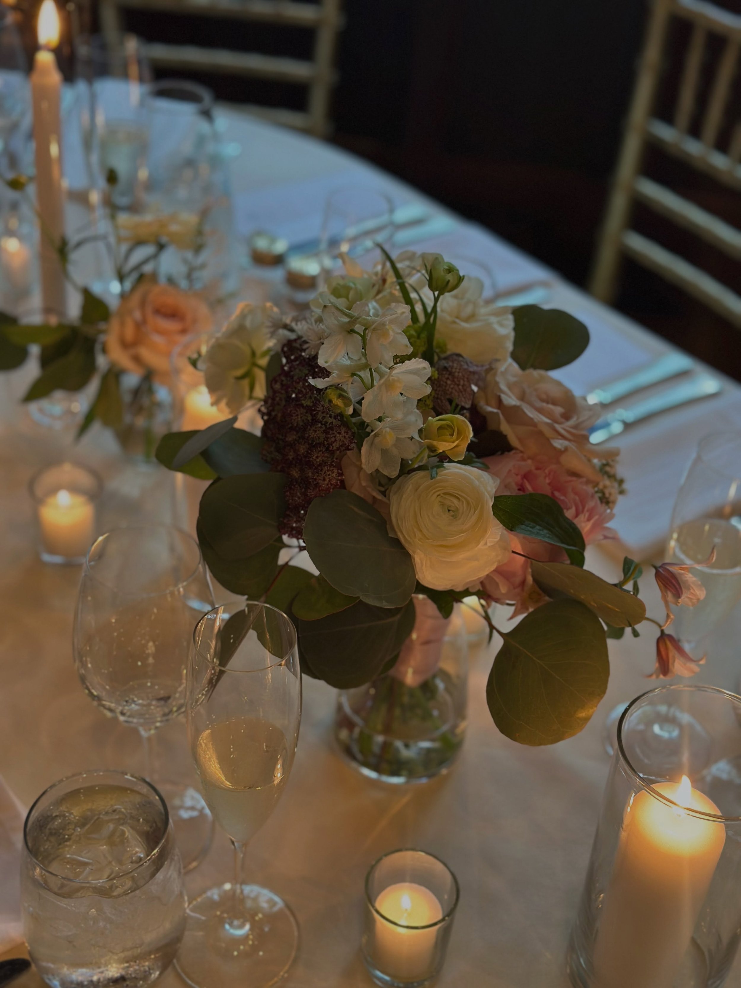 Bouquets become centerpieces + bud vases florals and candles create a simply beautiful table-scape.
.
.
@hotelduvillage 
.
.
#paweddingflorist #paweddingflowers #tablescapes #flowersandcandles #thebotanicalbox
